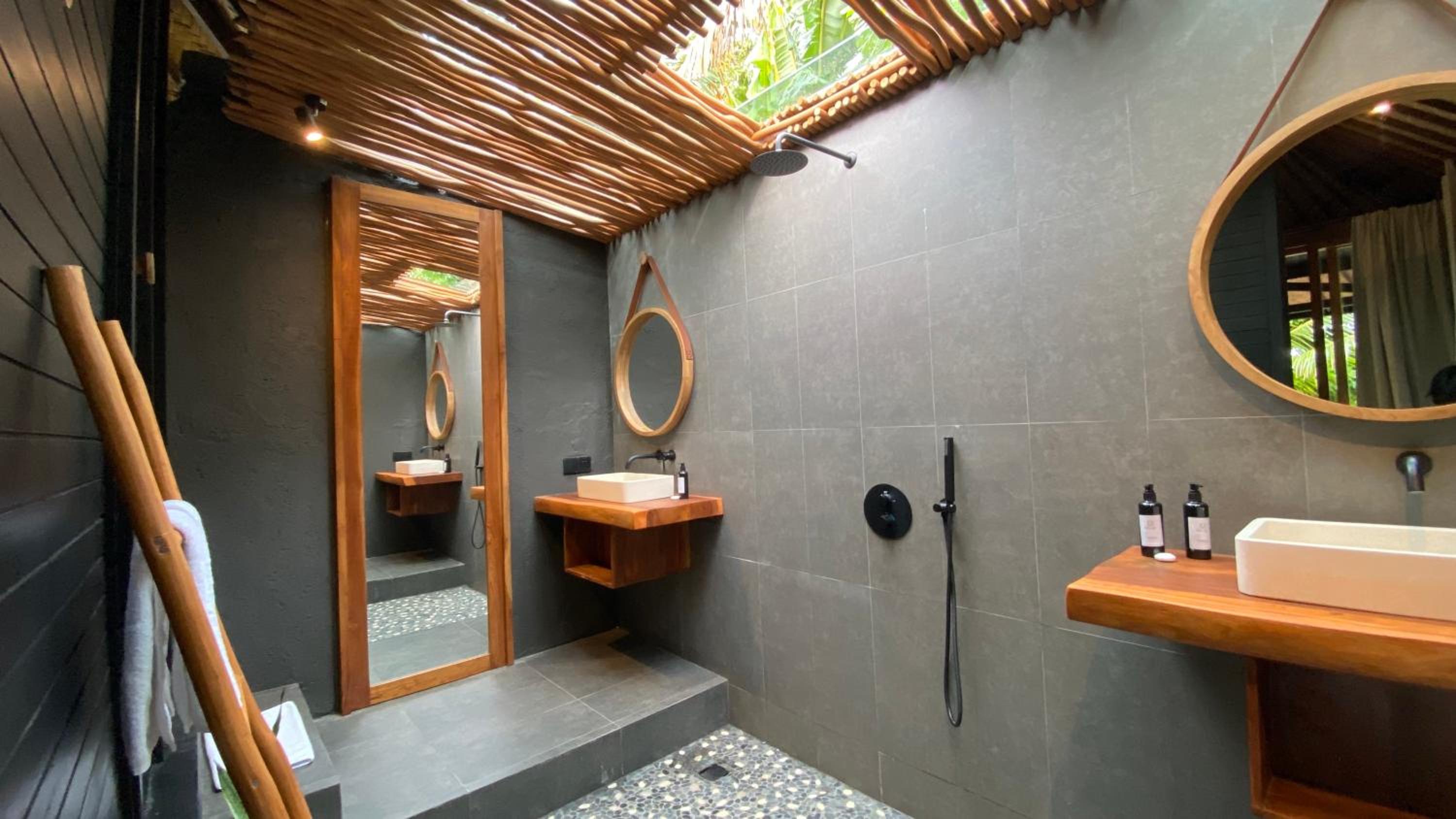 Double Room with Pool View - Photo 12