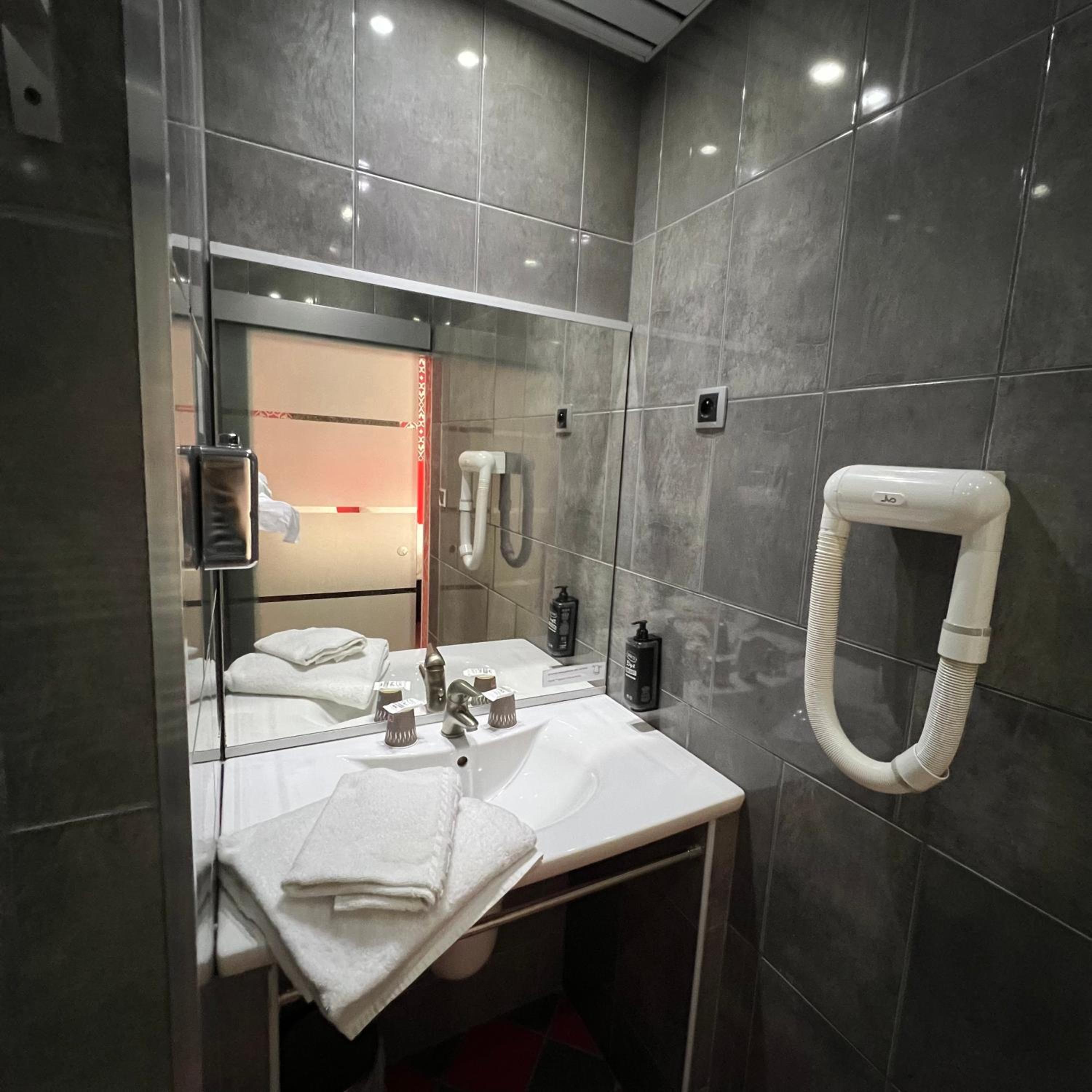 Standard Twin Room - Photo 3