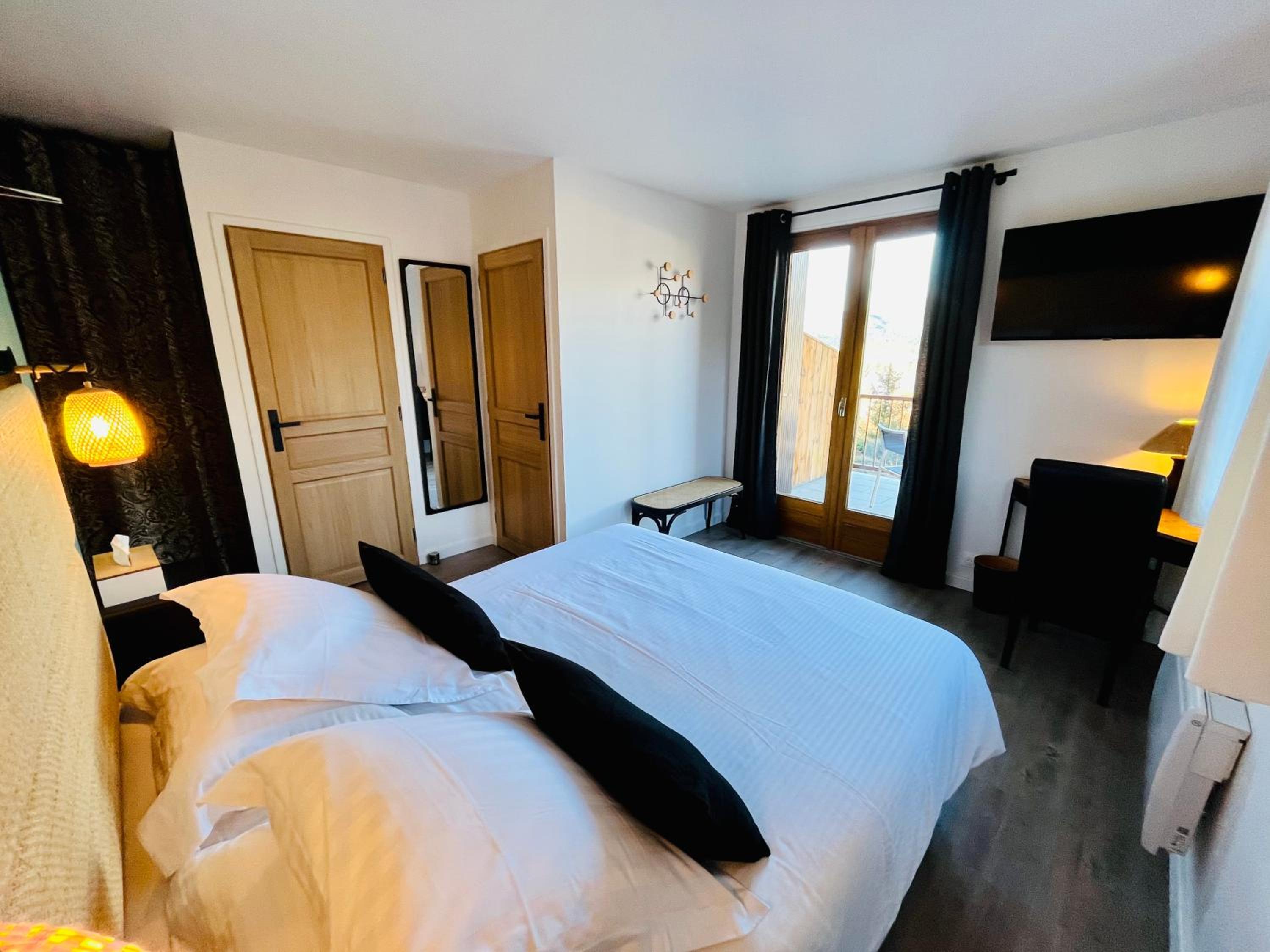 Queen Room with Balcony photo 1