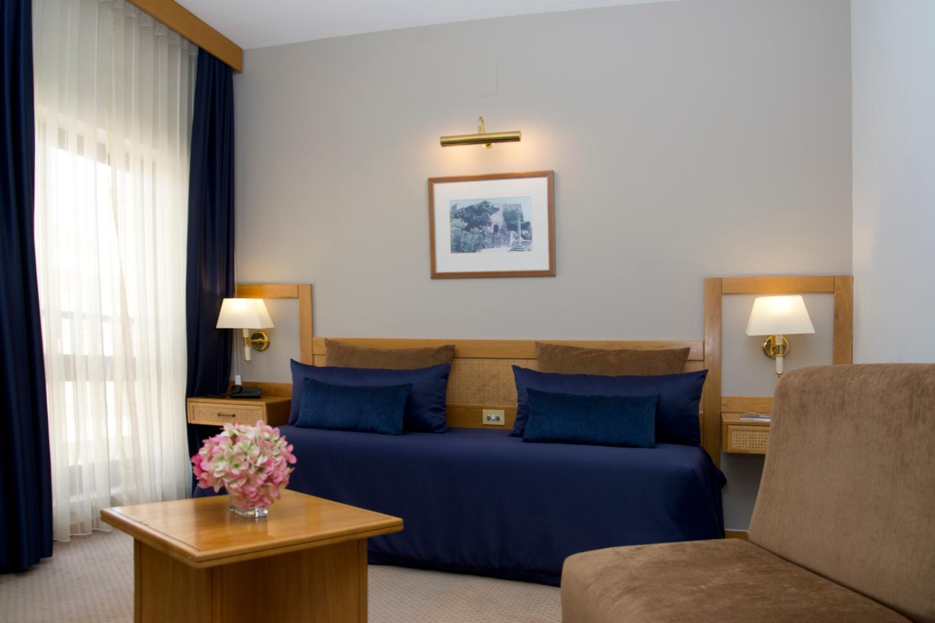 Deluxe King Room - Photo 3