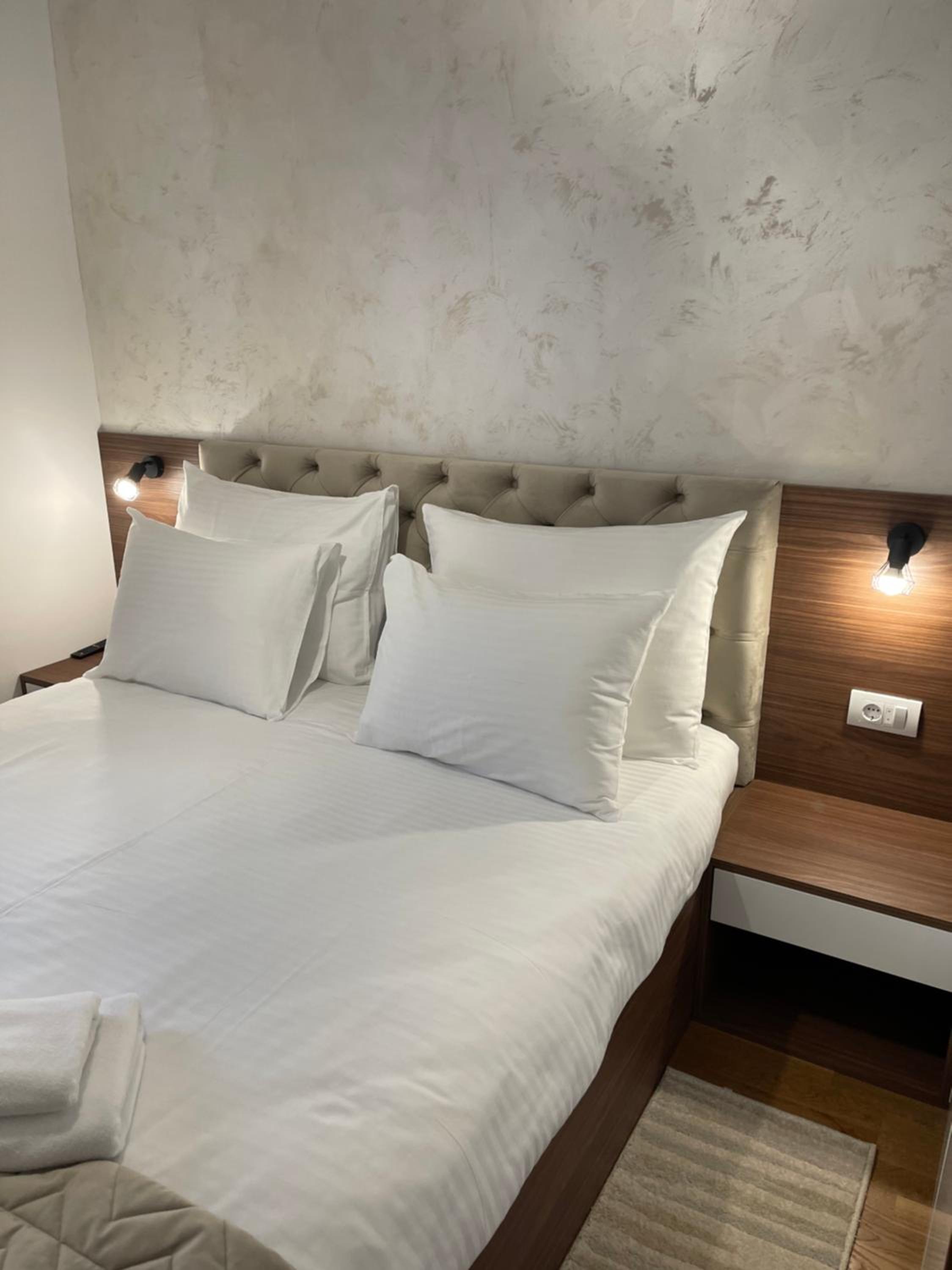 Deluxe Queen Suite - Photo 62