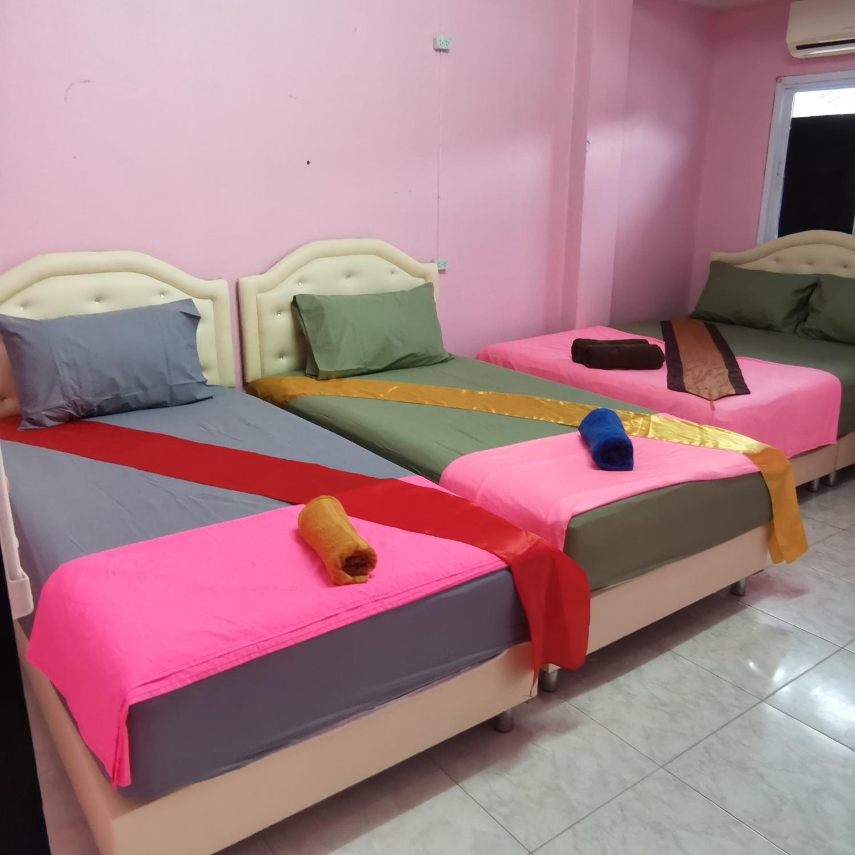 Quadruple Room with Private Bathroom - Photo 4