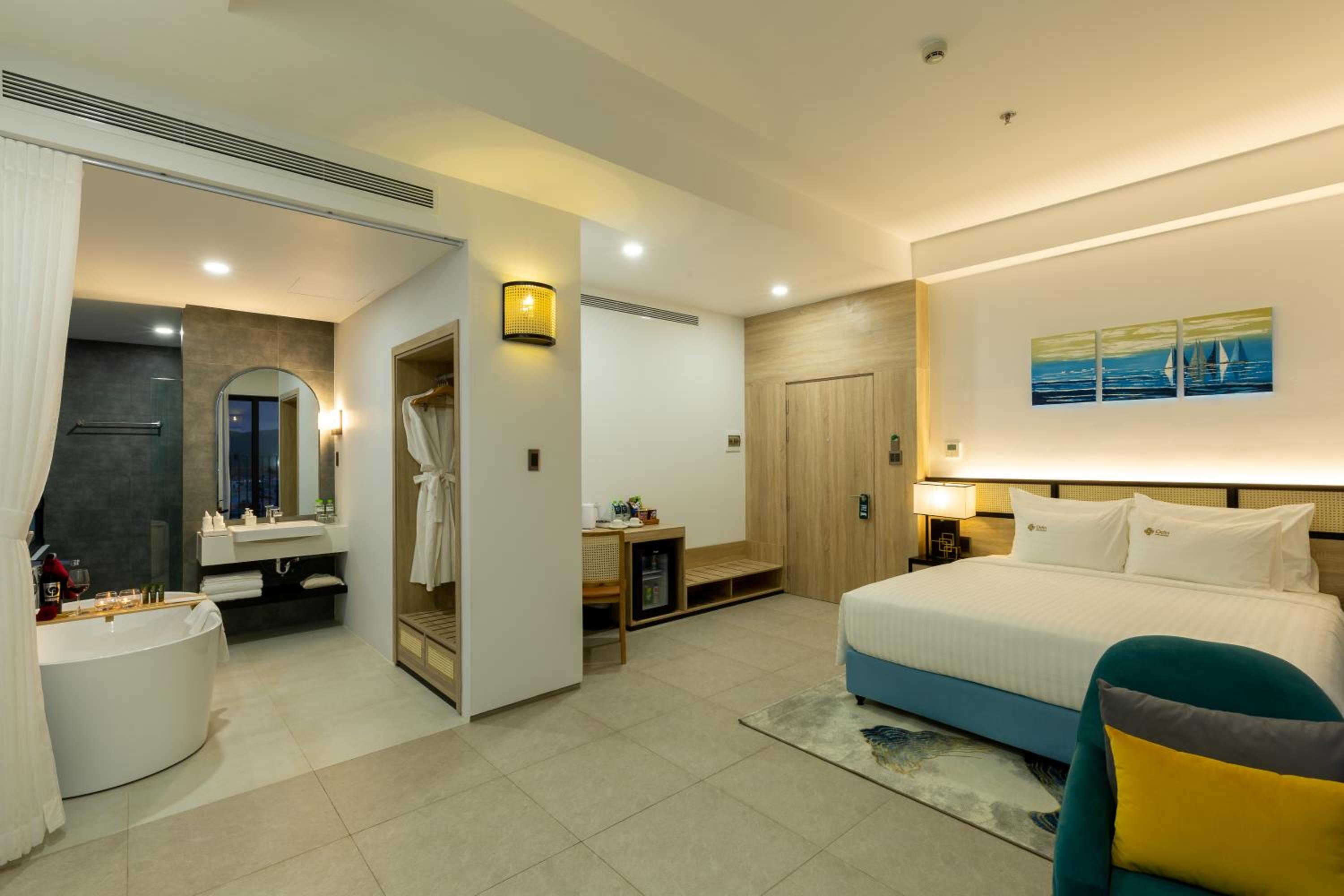 Suite with City View - Photo 3