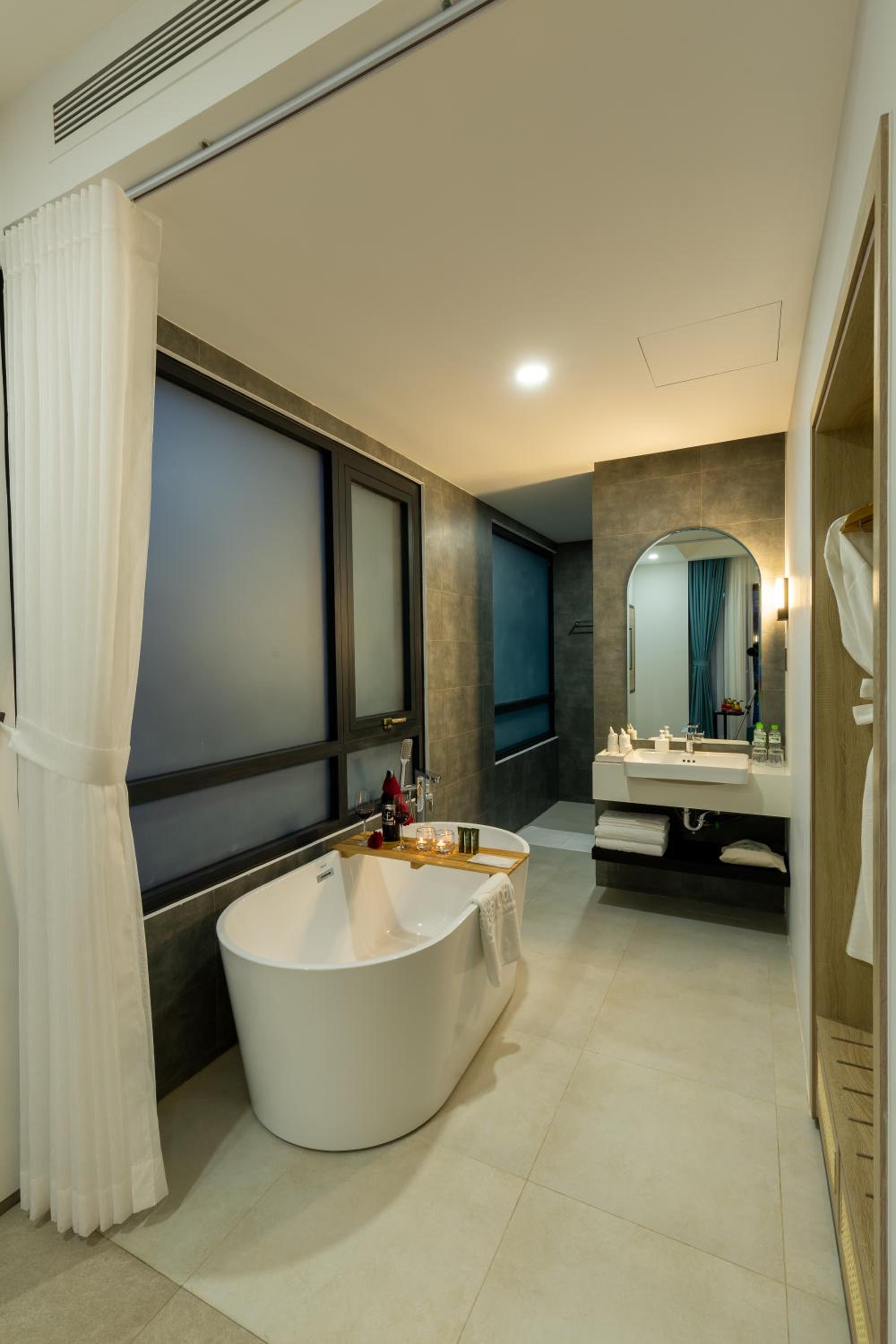 Suite with City View - Photo 6