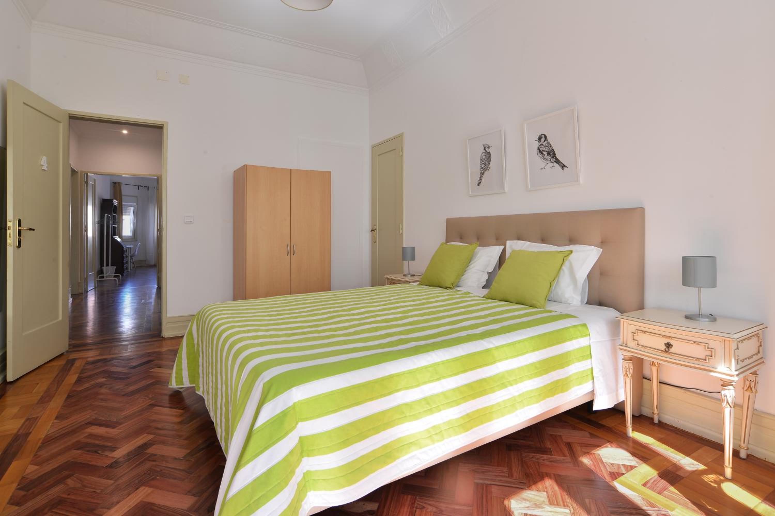 Large Double Room - Photo 3