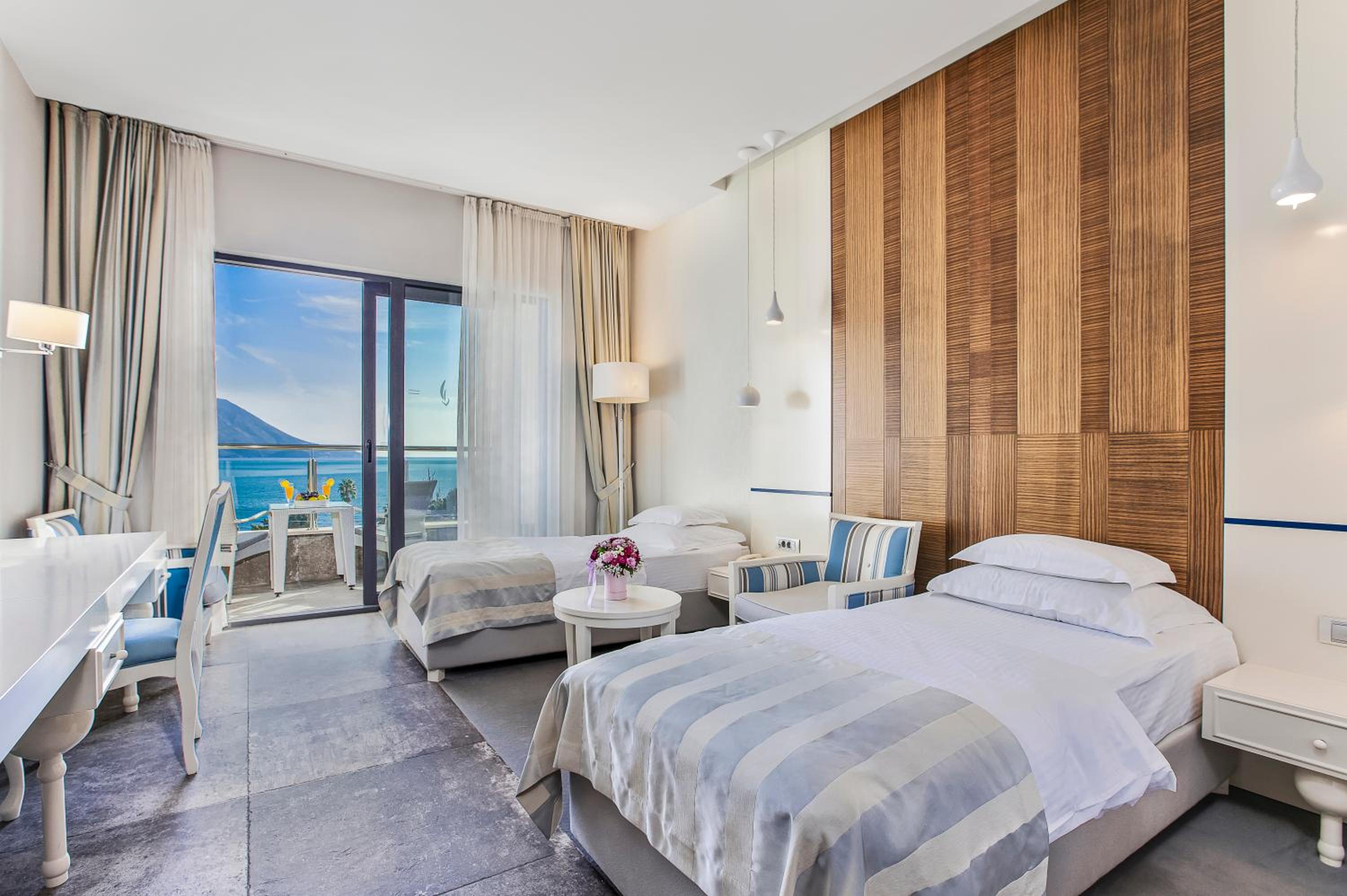 Double or Twin Room with Balcony and Sea View photo 3