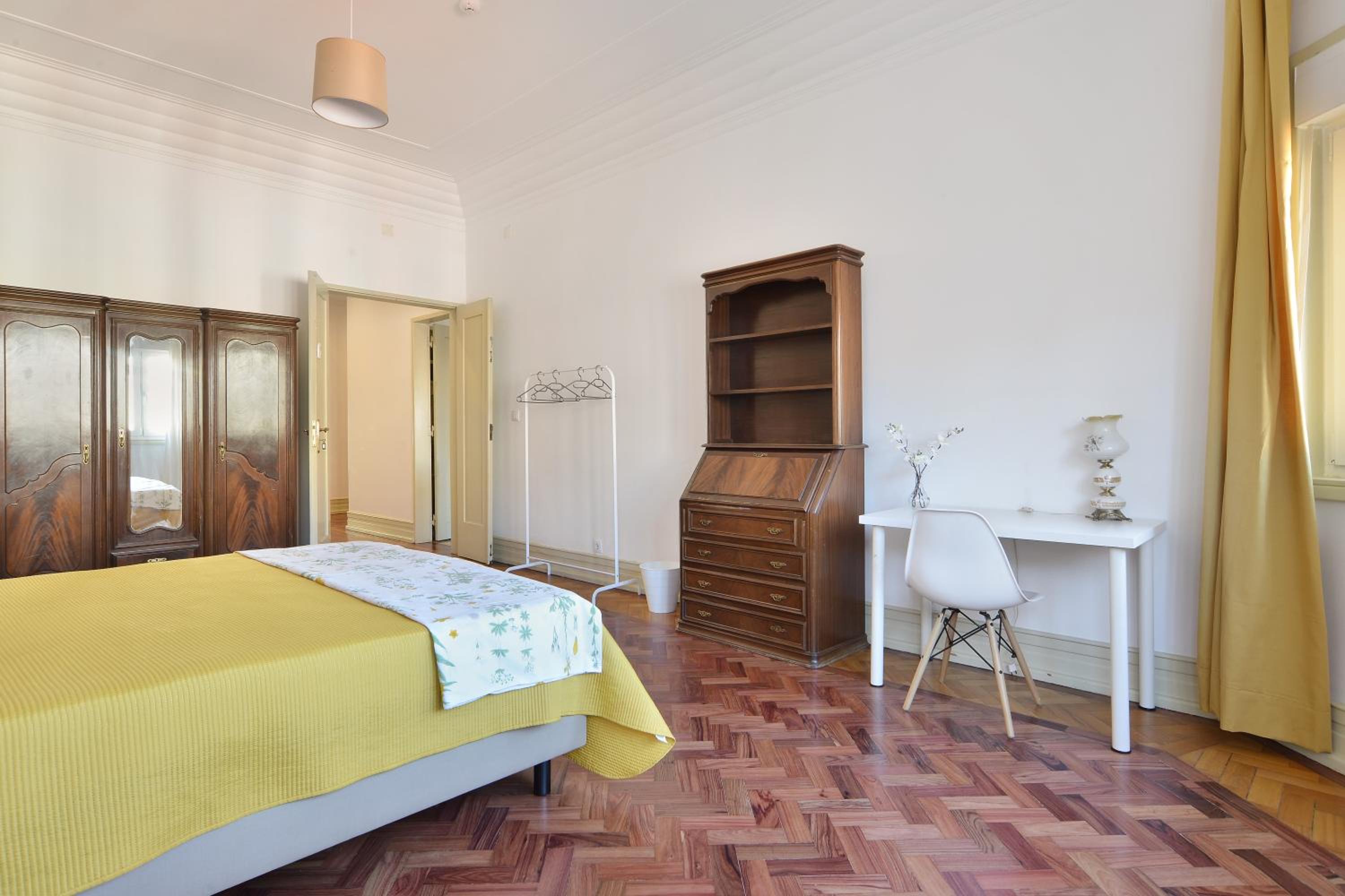Large Double Room - Photo 3
