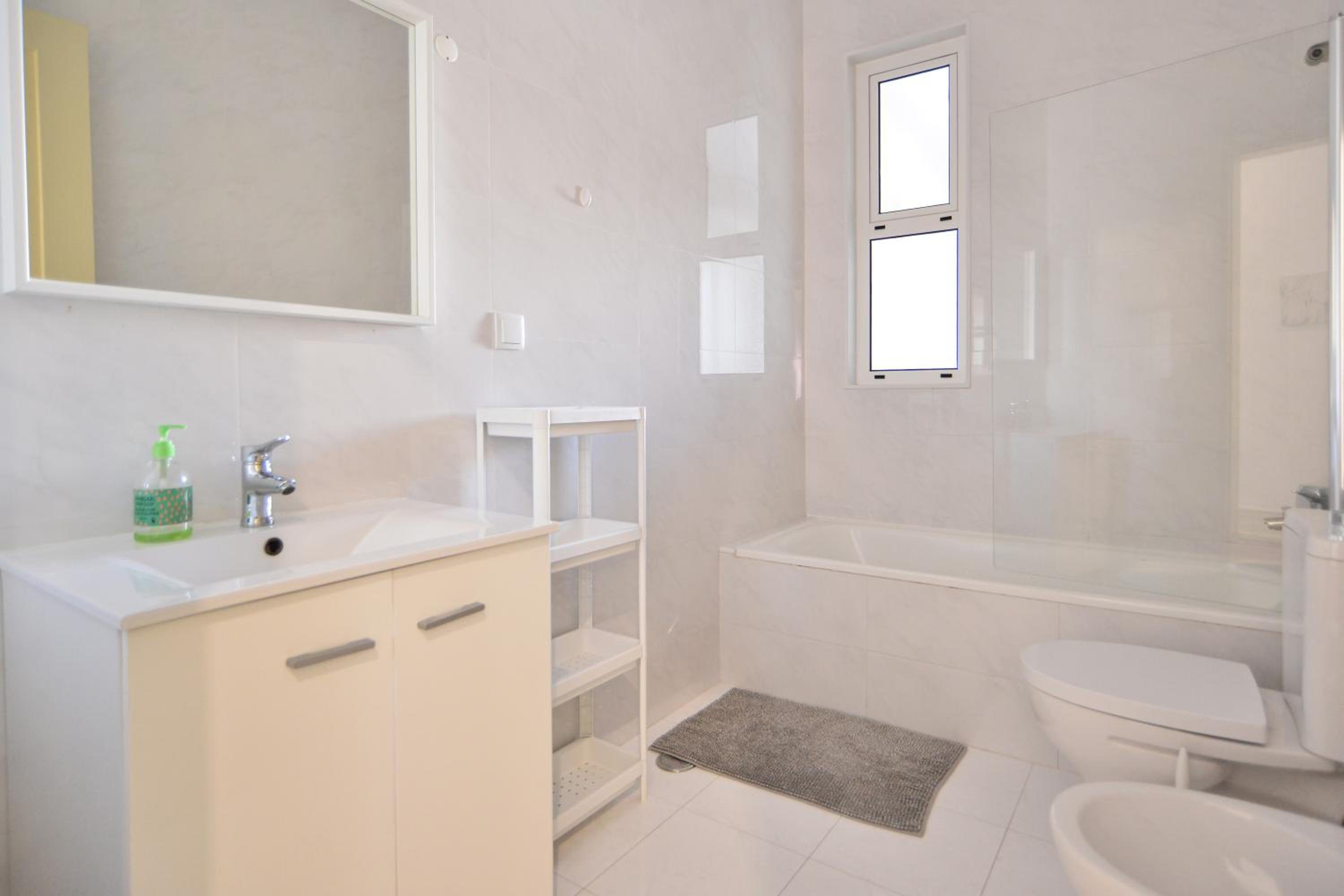 Large Double Room - Photo 4