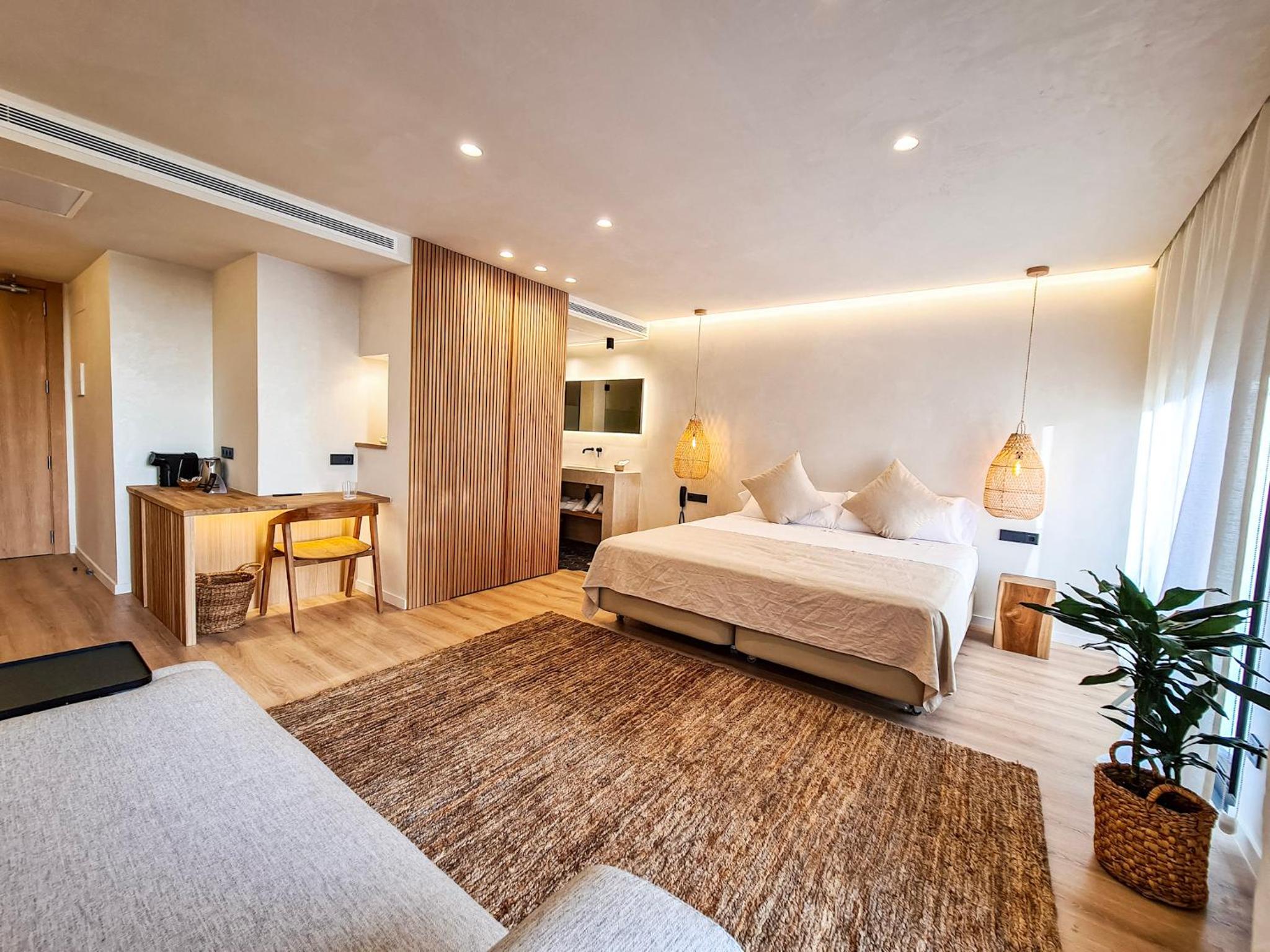 Queen Suite - Photo 2