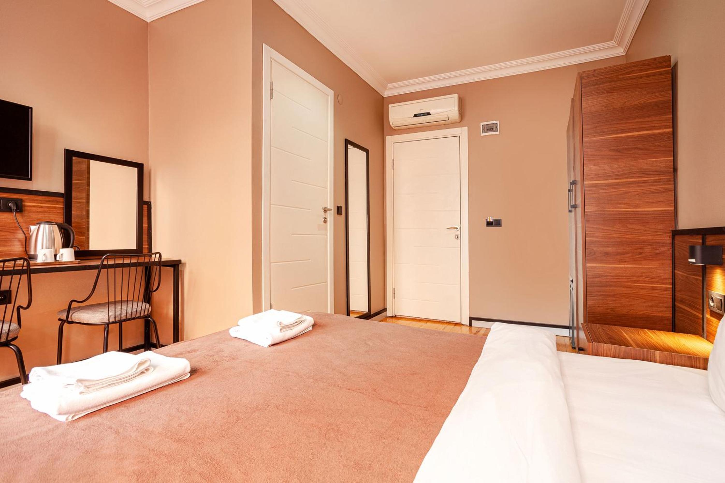 Queen Room with Balcony photo 2