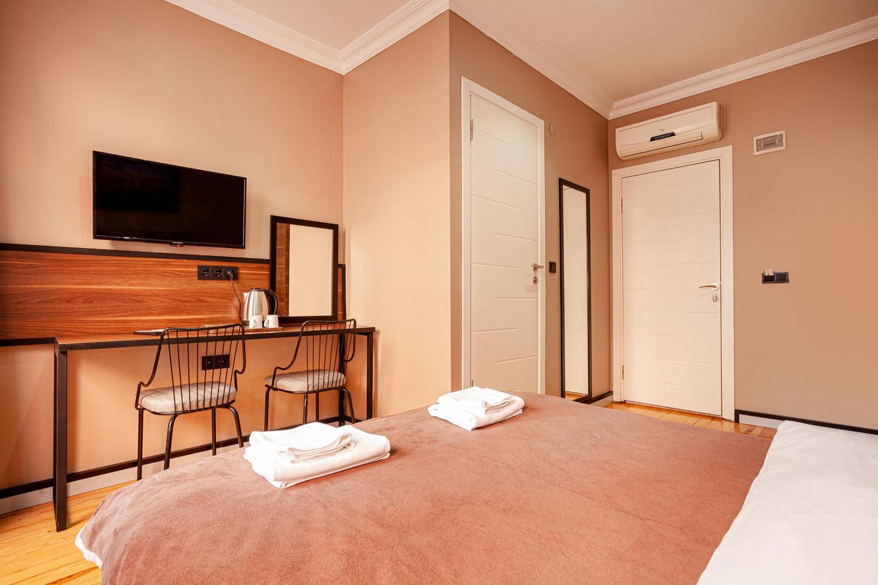 Queen Room with Balcony photo 3
