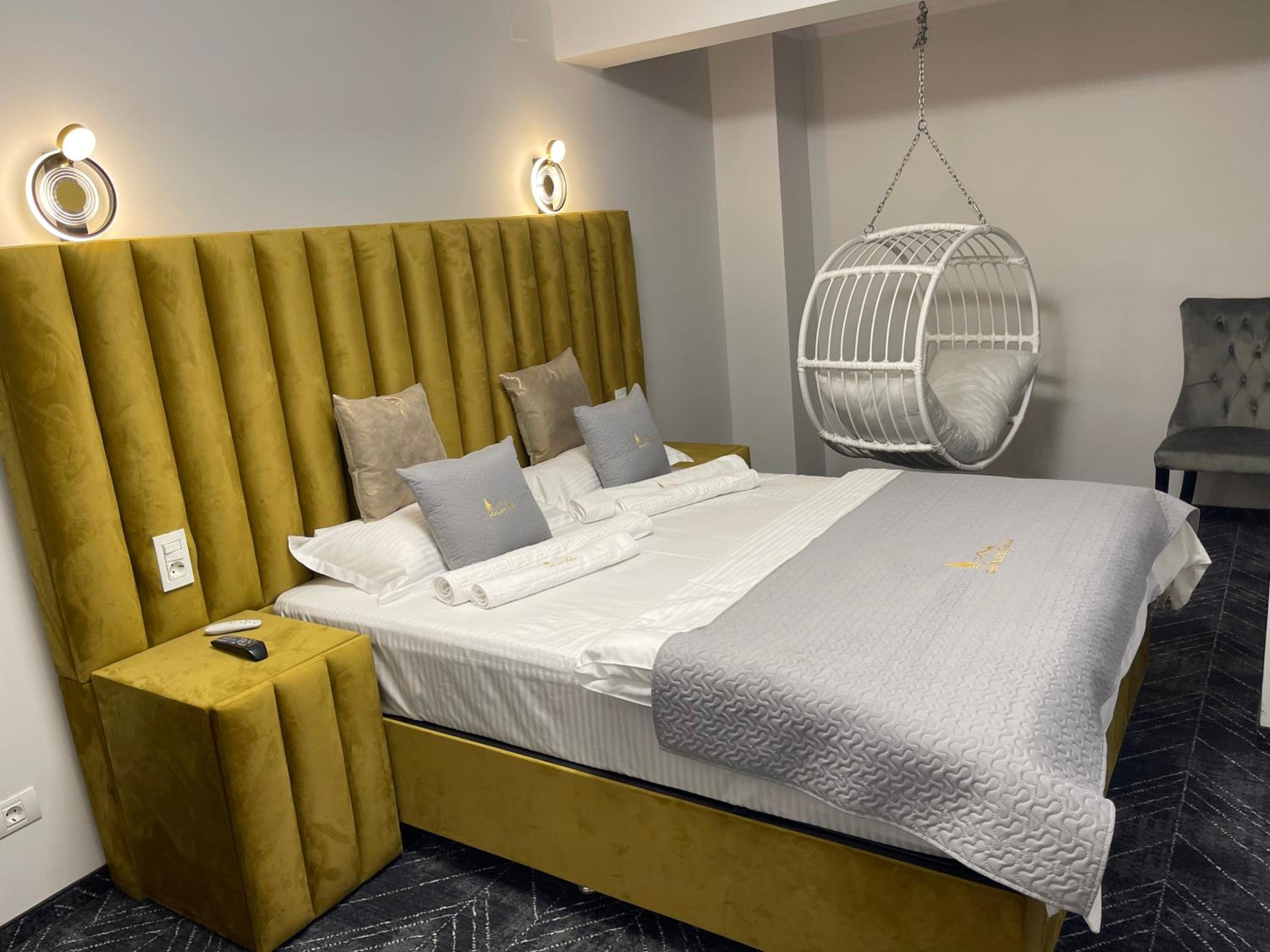 Double Room with Spa Bath - Photo 12