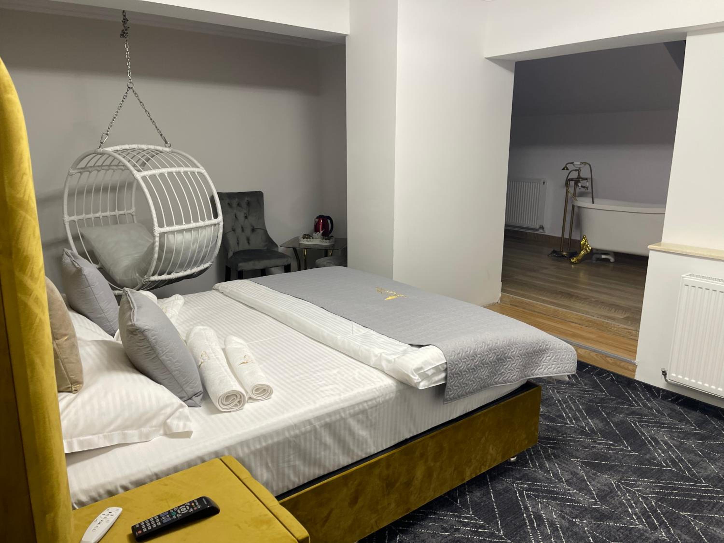 Double Room with Spa Bath - Photo 13