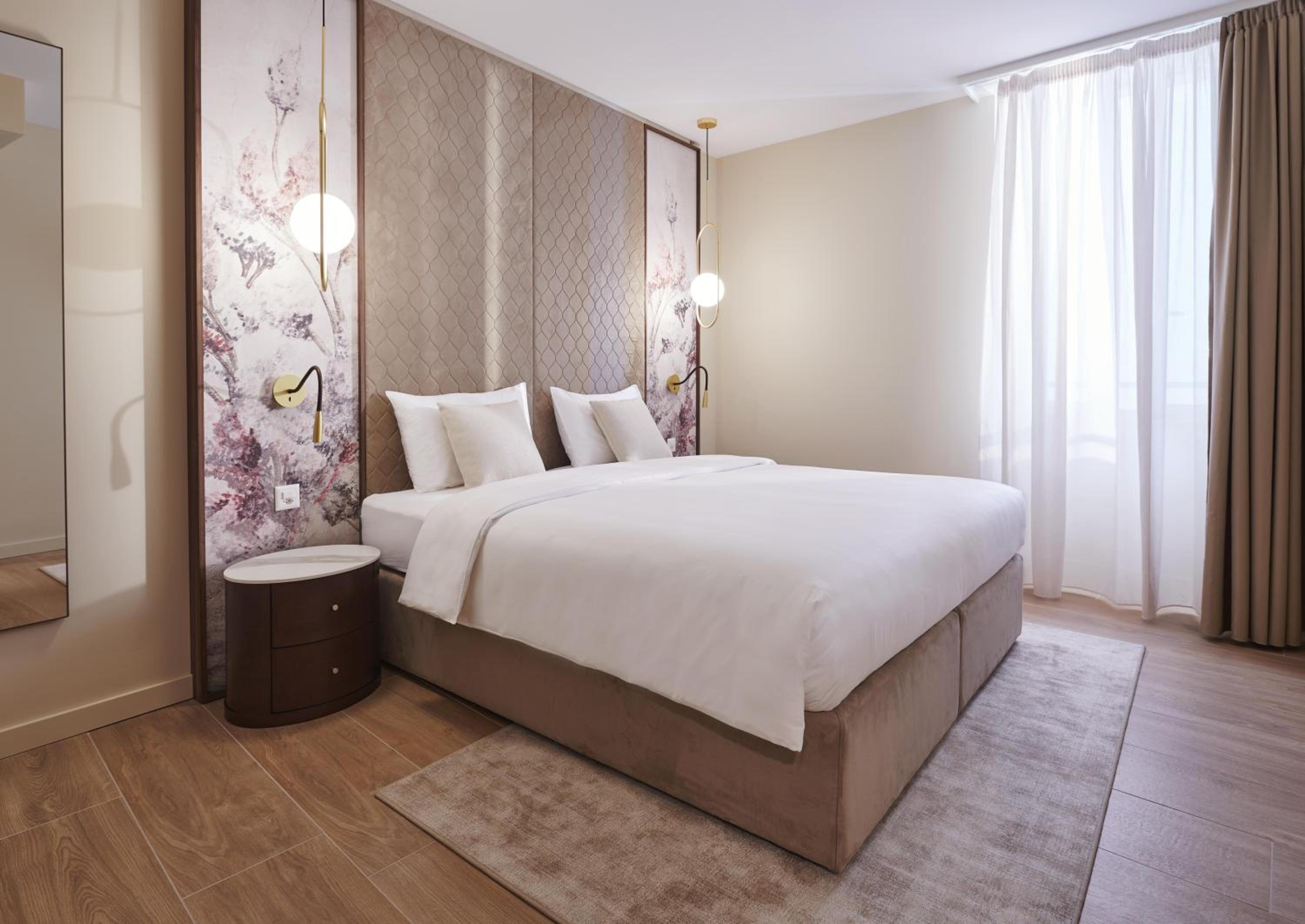 Premium King Room with Lake View and Balcony