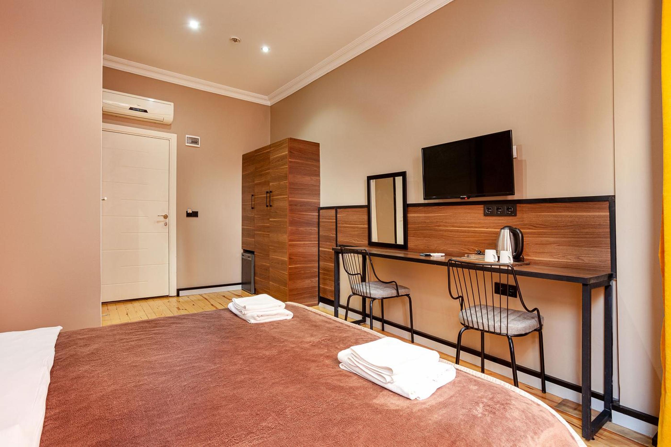 Queen Room photo 2