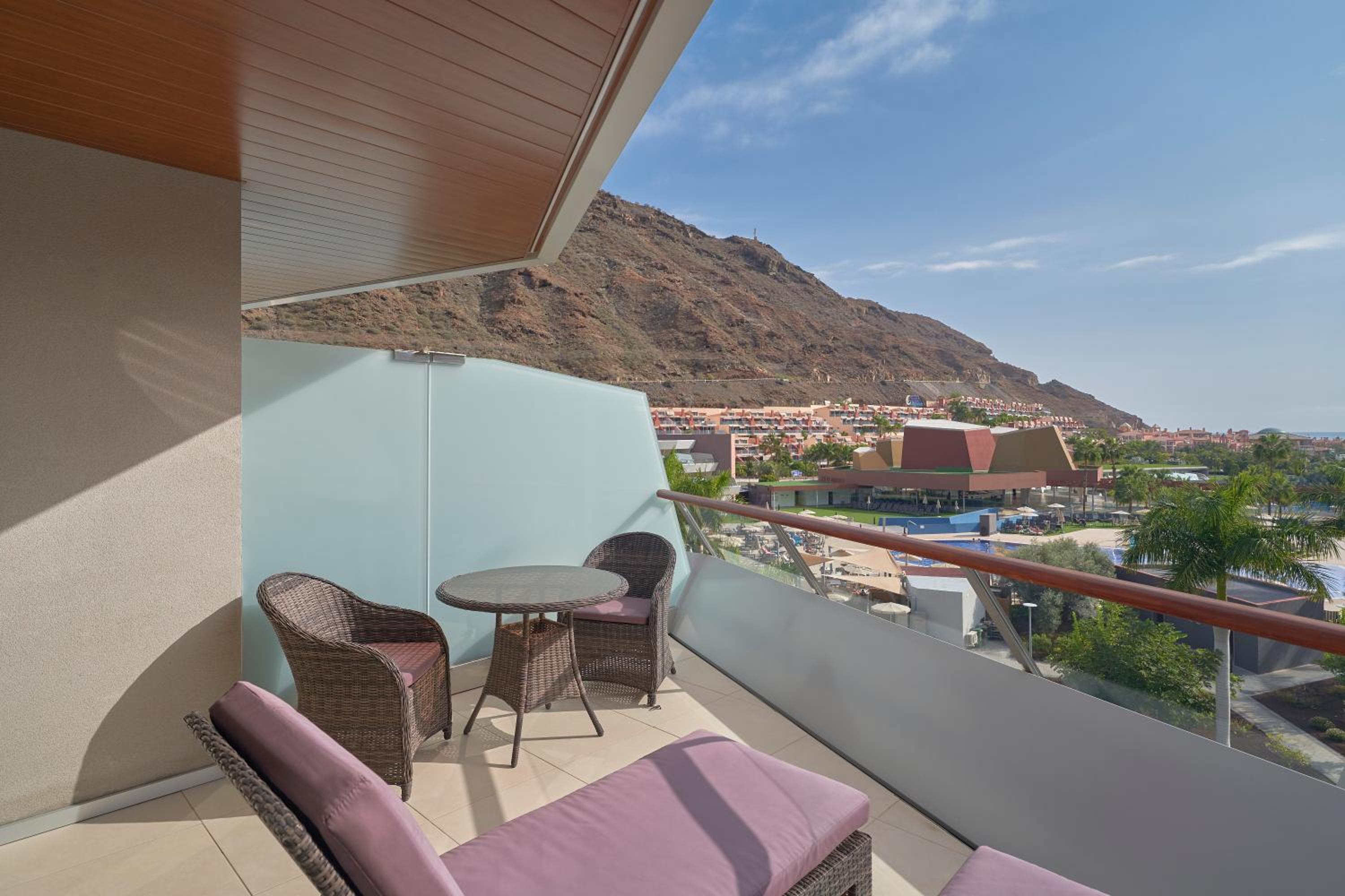 Premium Room with Balcony and Pool View photo 2