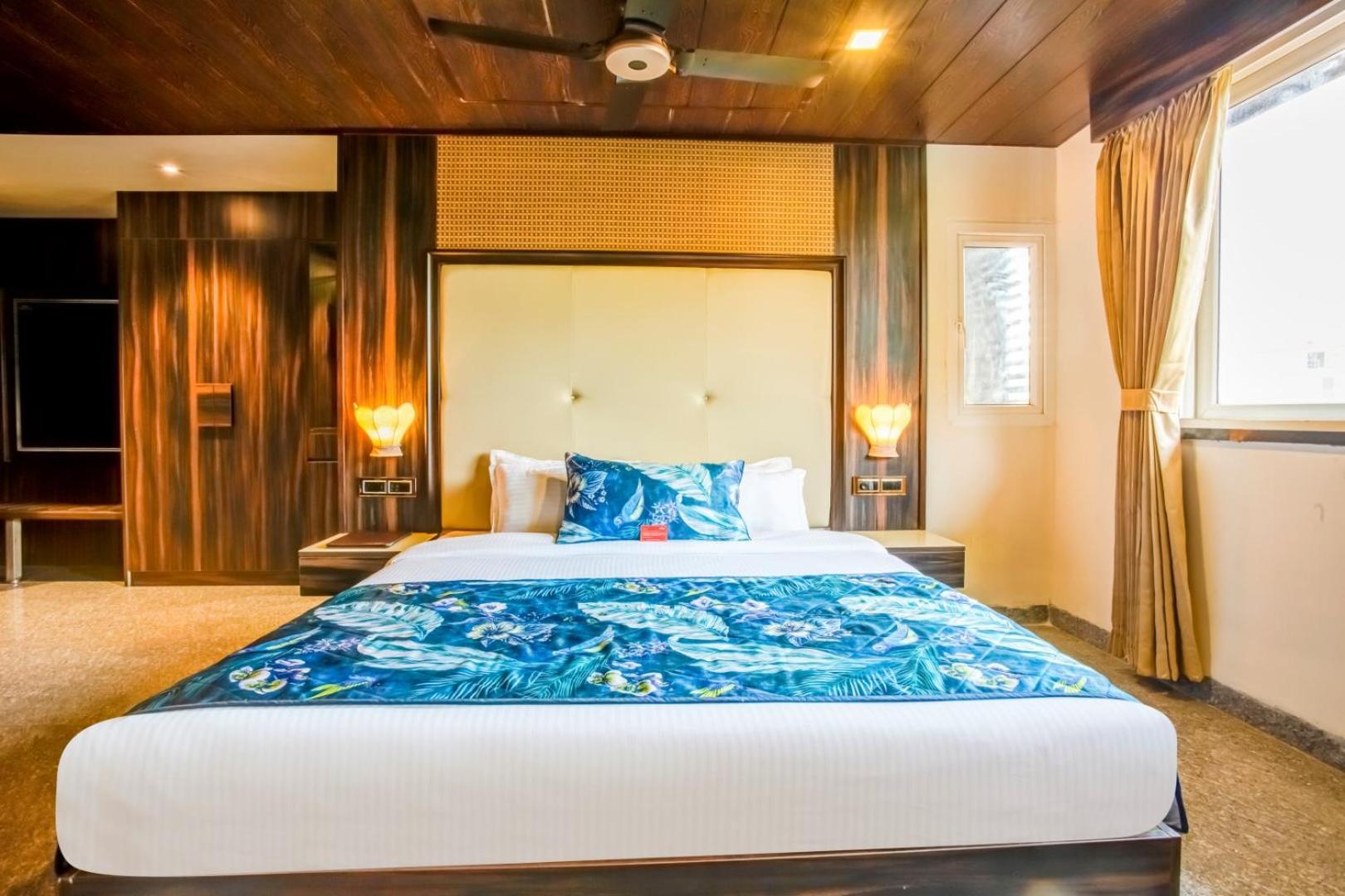 Family Room with Private Balcony - Photo 7