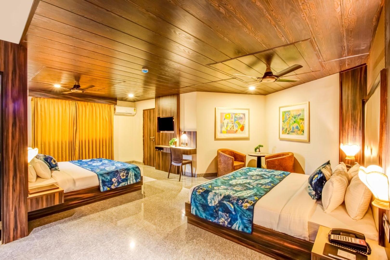 Family Room with Private Balcony - Photo 6