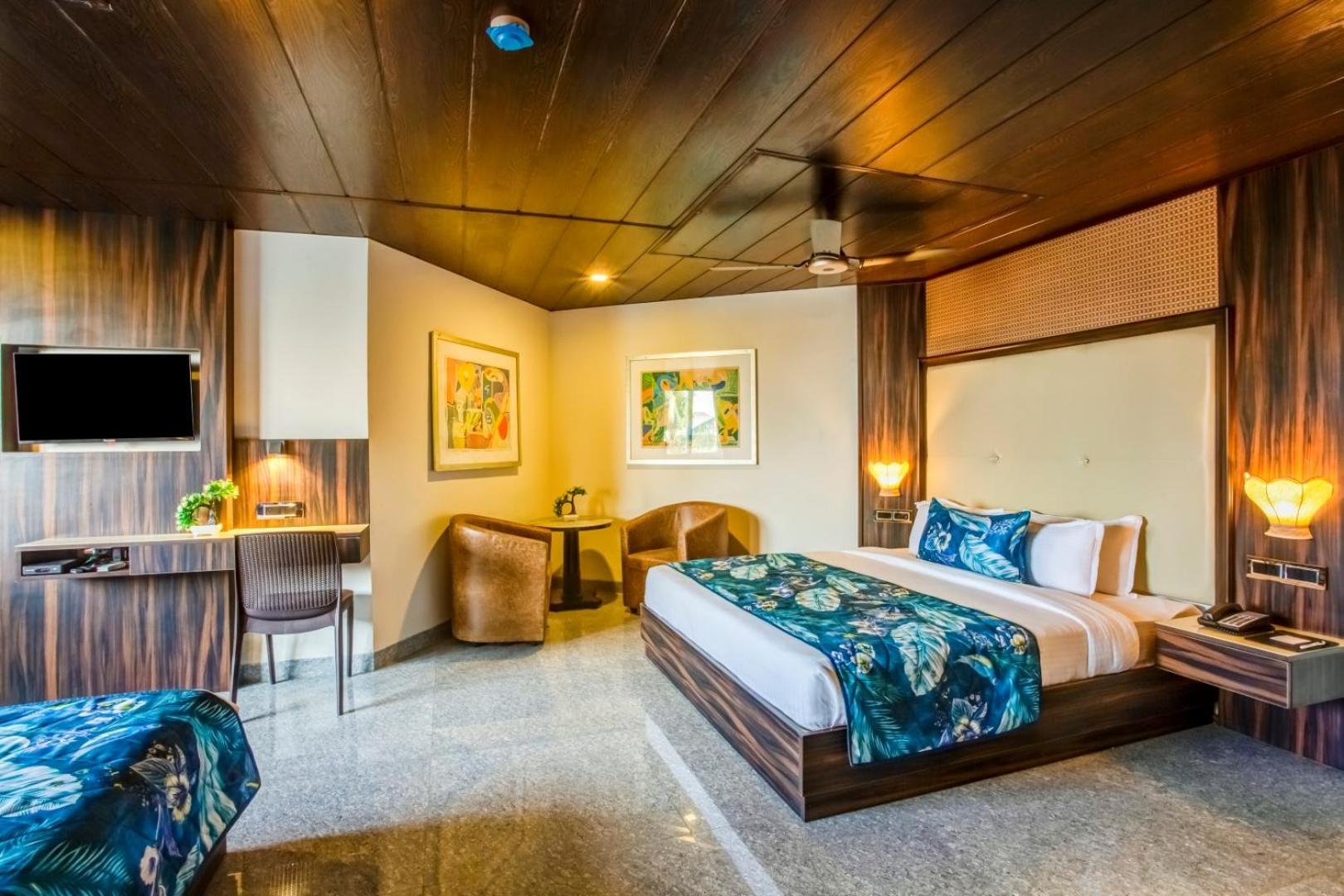 Family Room with Private Balcony - Photo 4