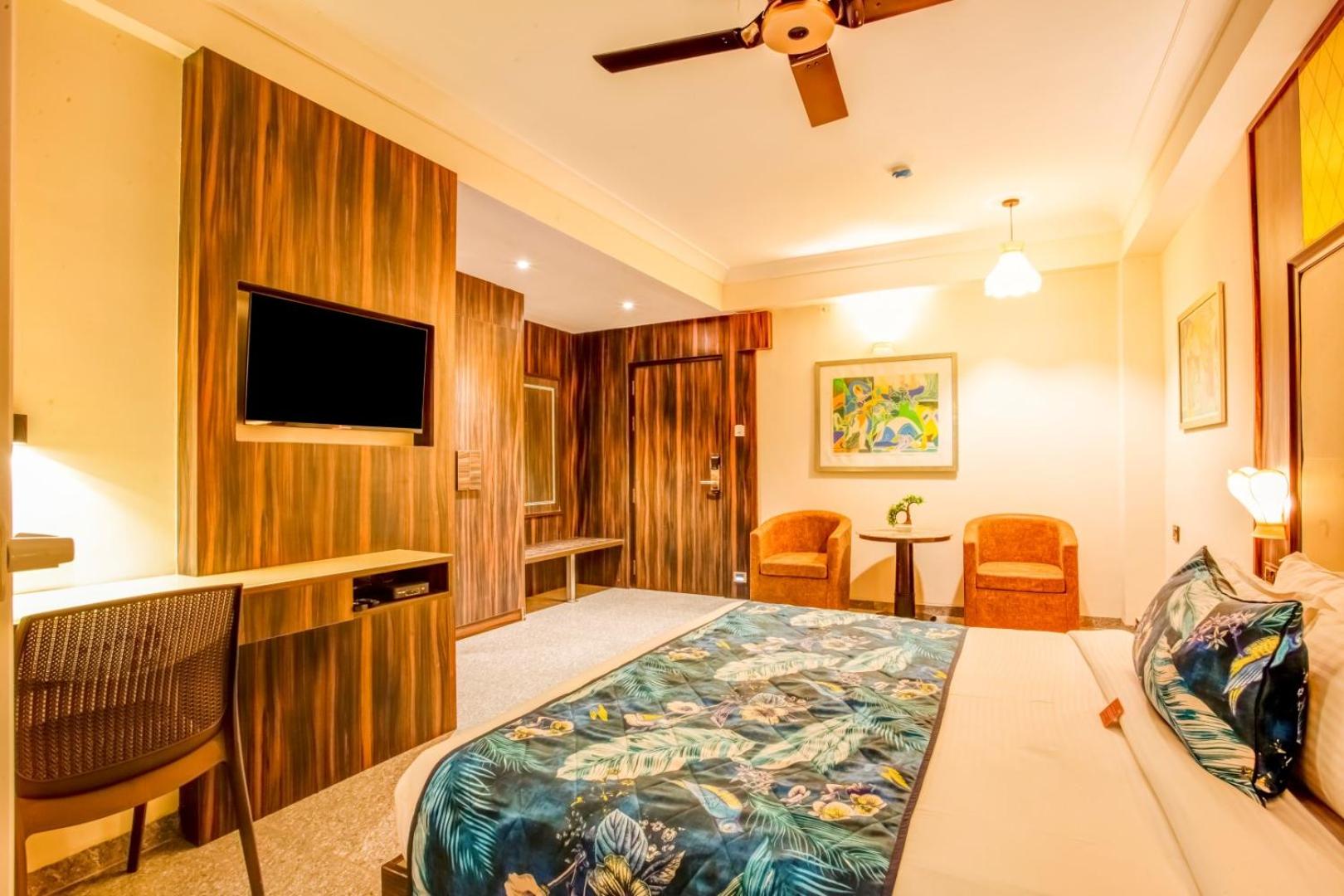 Premium Room with Private Balcony - Photo 8