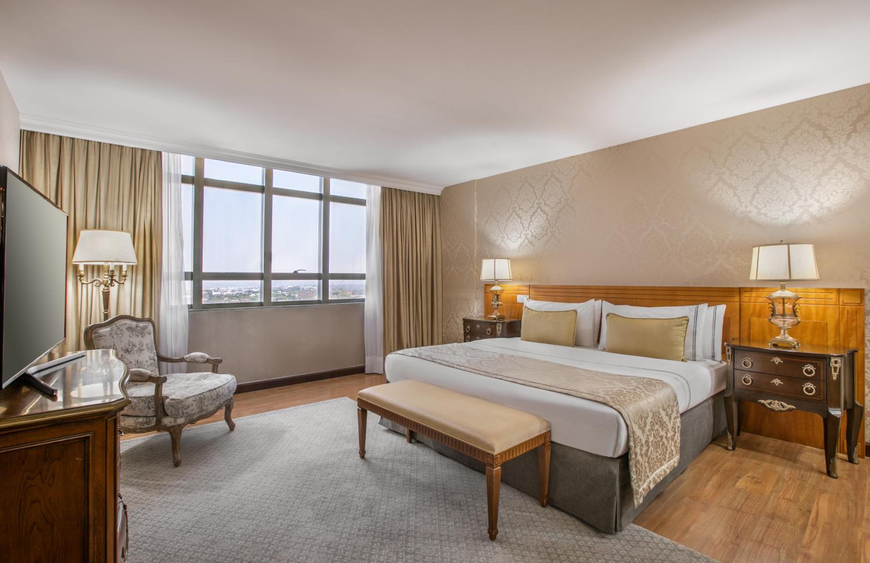 The Level Grand Suite with Executive Lounge Access