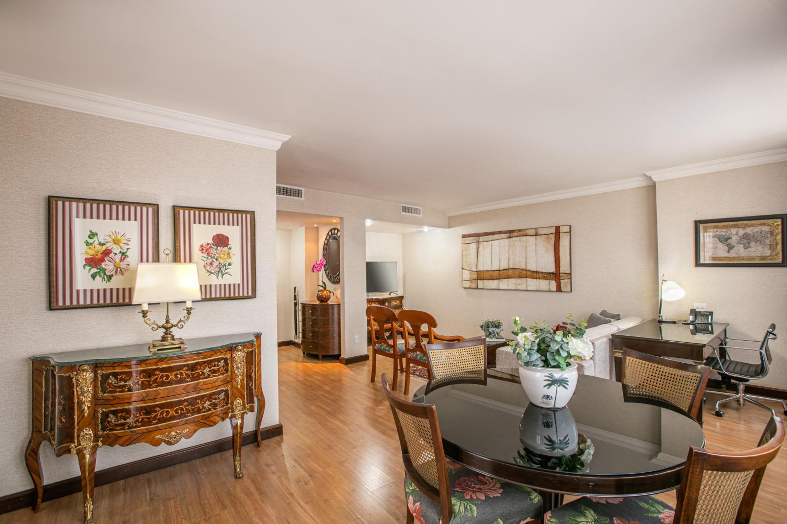 The Level Grand Suite with Executive Lounge Access