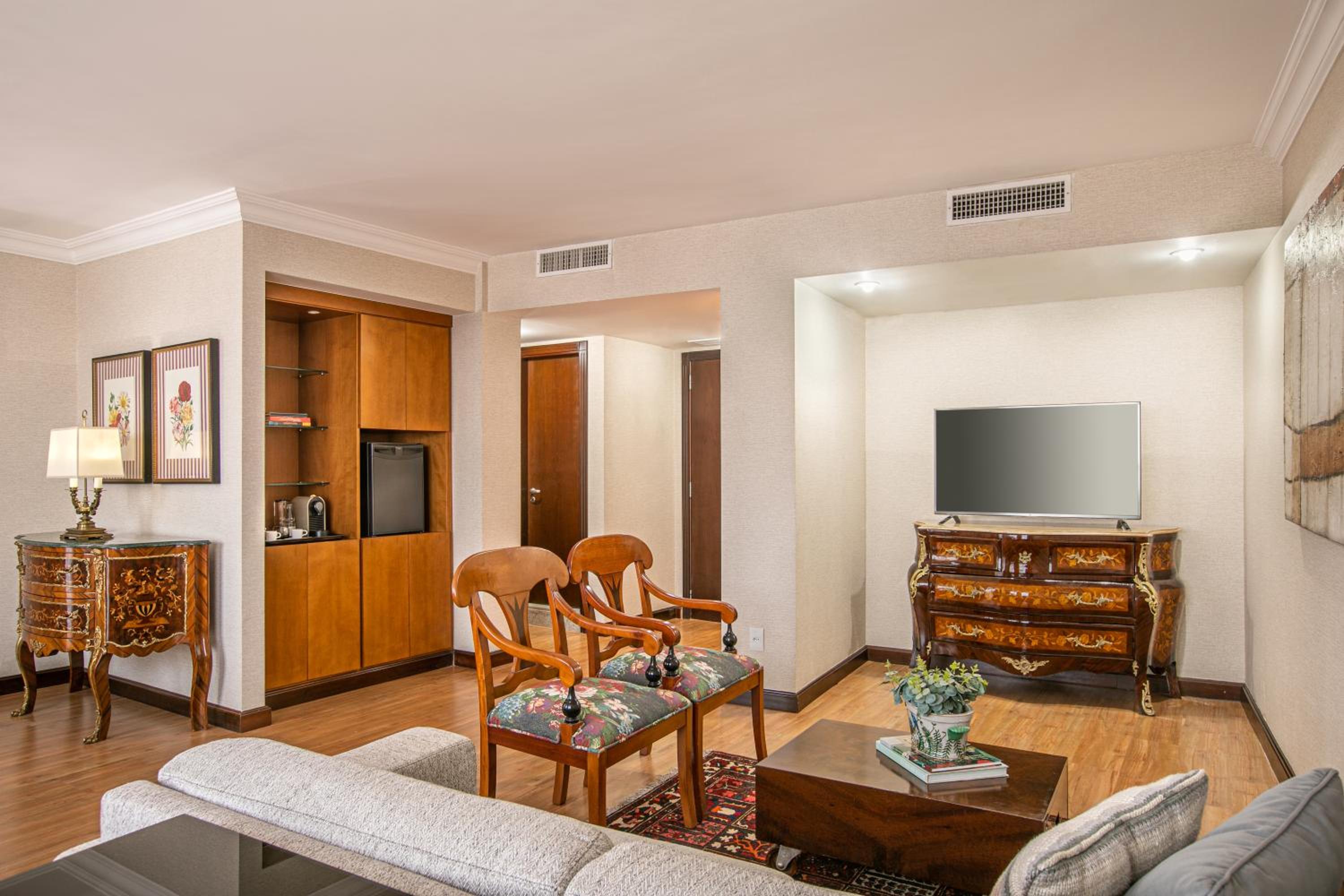 The Level Grand Suite with Executive Lounge Access thumbnail 5