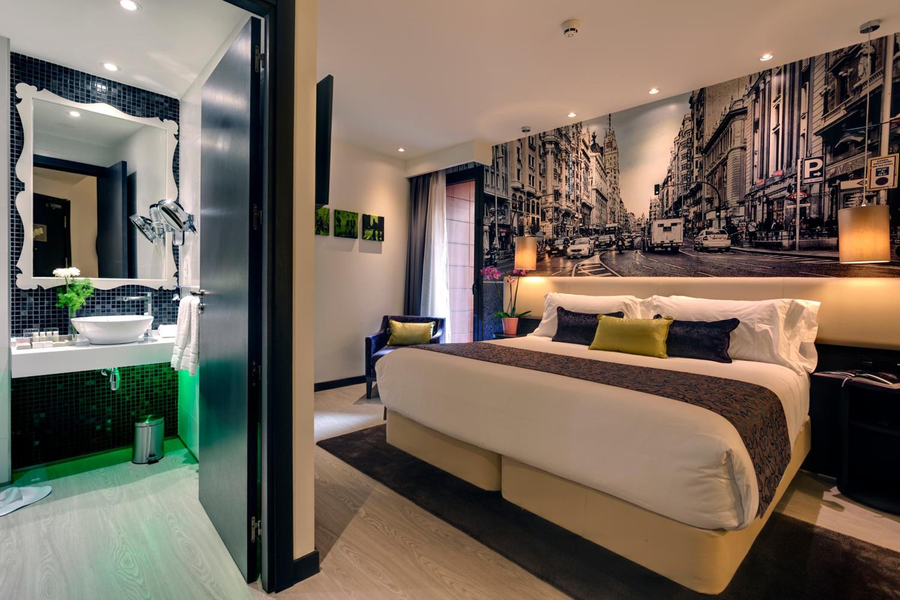 Standard King Room thumbnail 5
