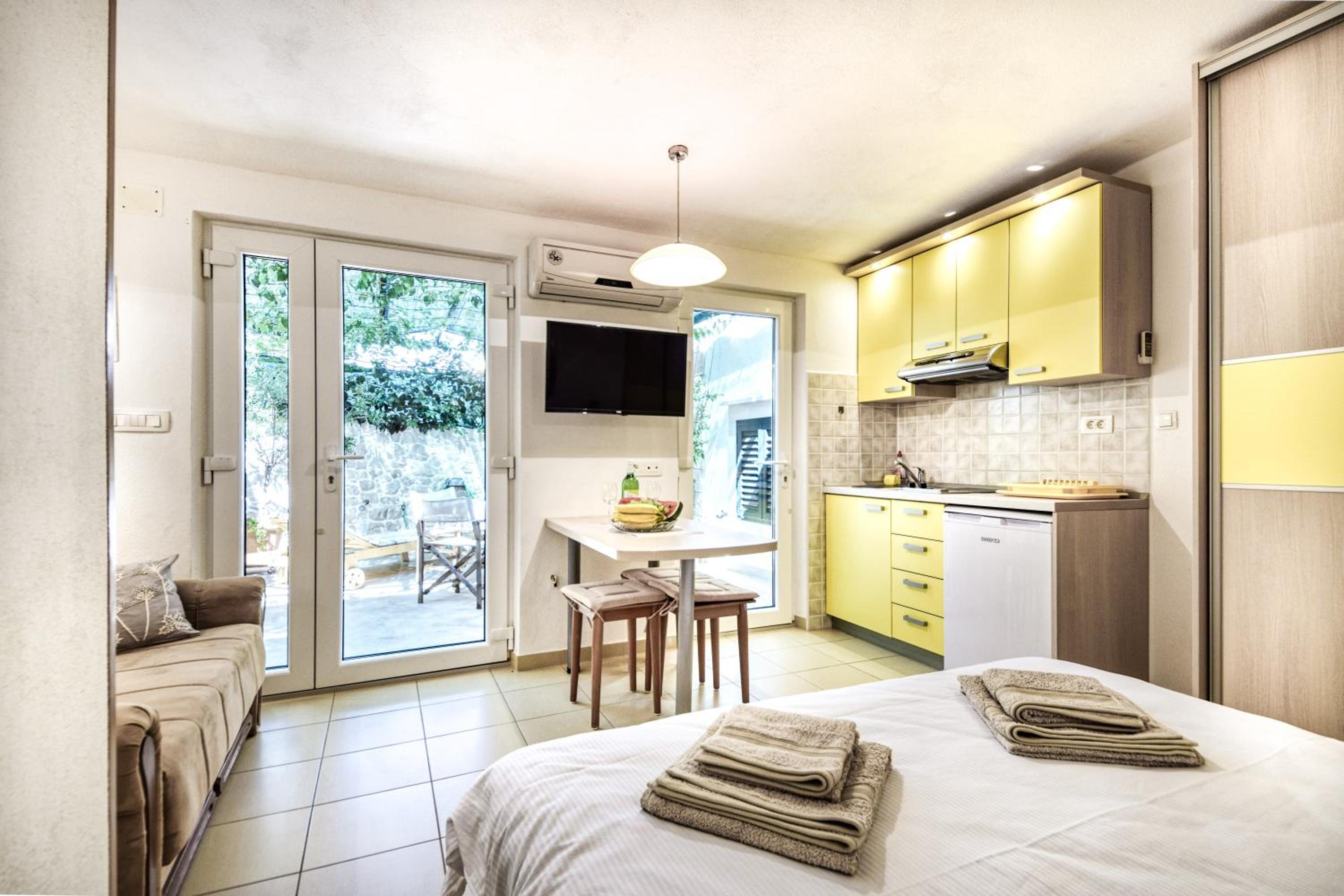 Studio Apartment with Terrace photo 1