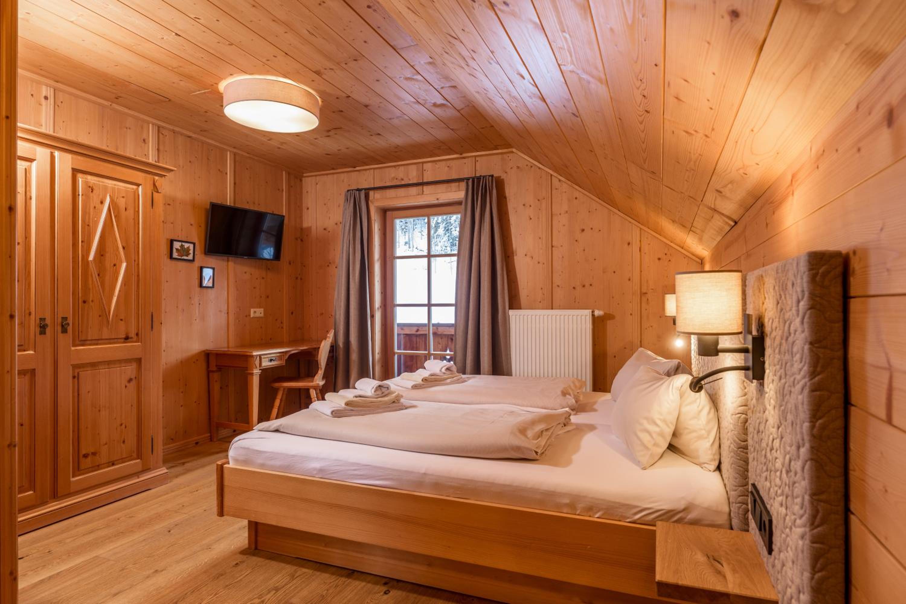 Three-Bedroom Chalet "Hirtabua"