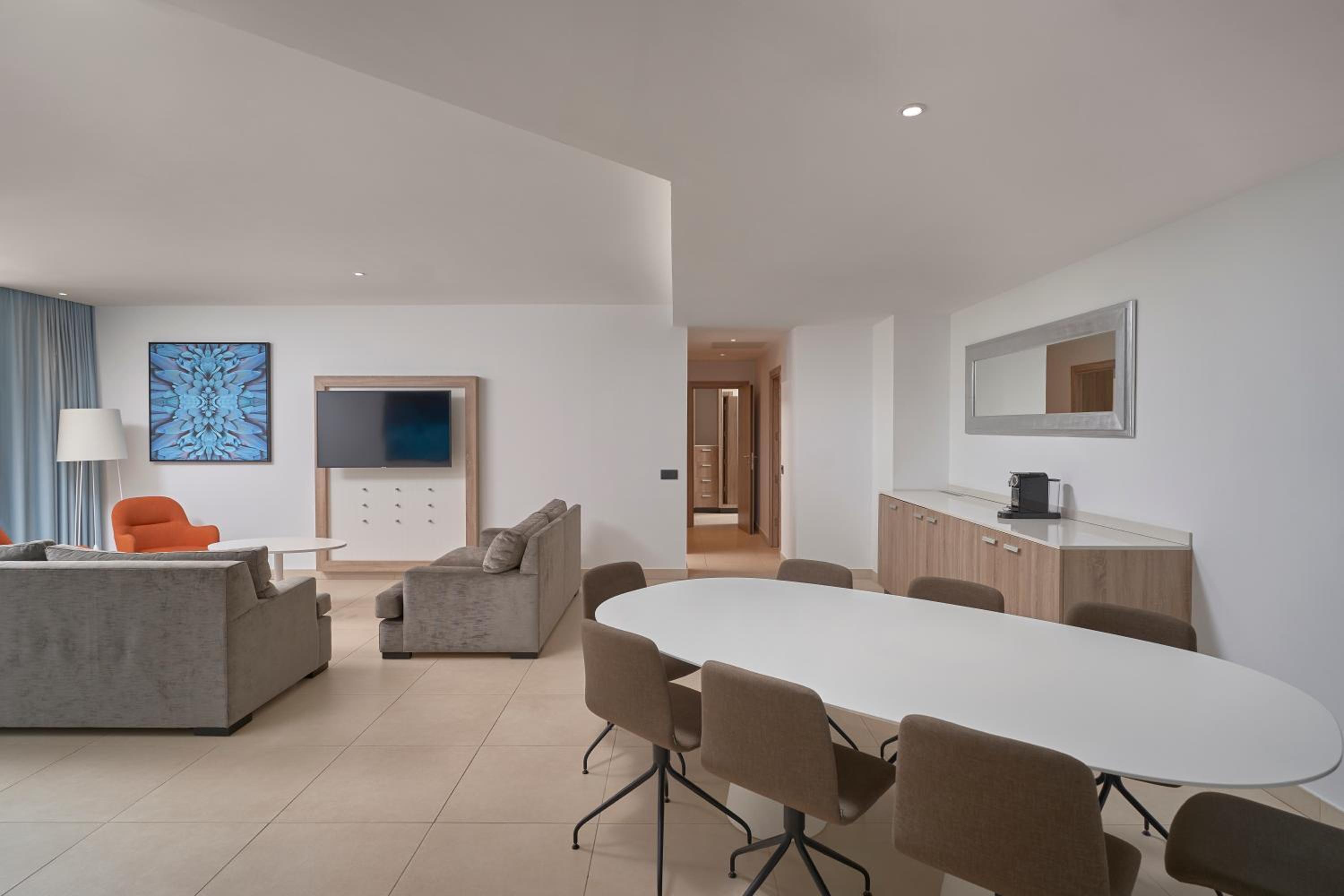 Suite – 3 Habitaciones con Vista a la Piscina y Balcón photo