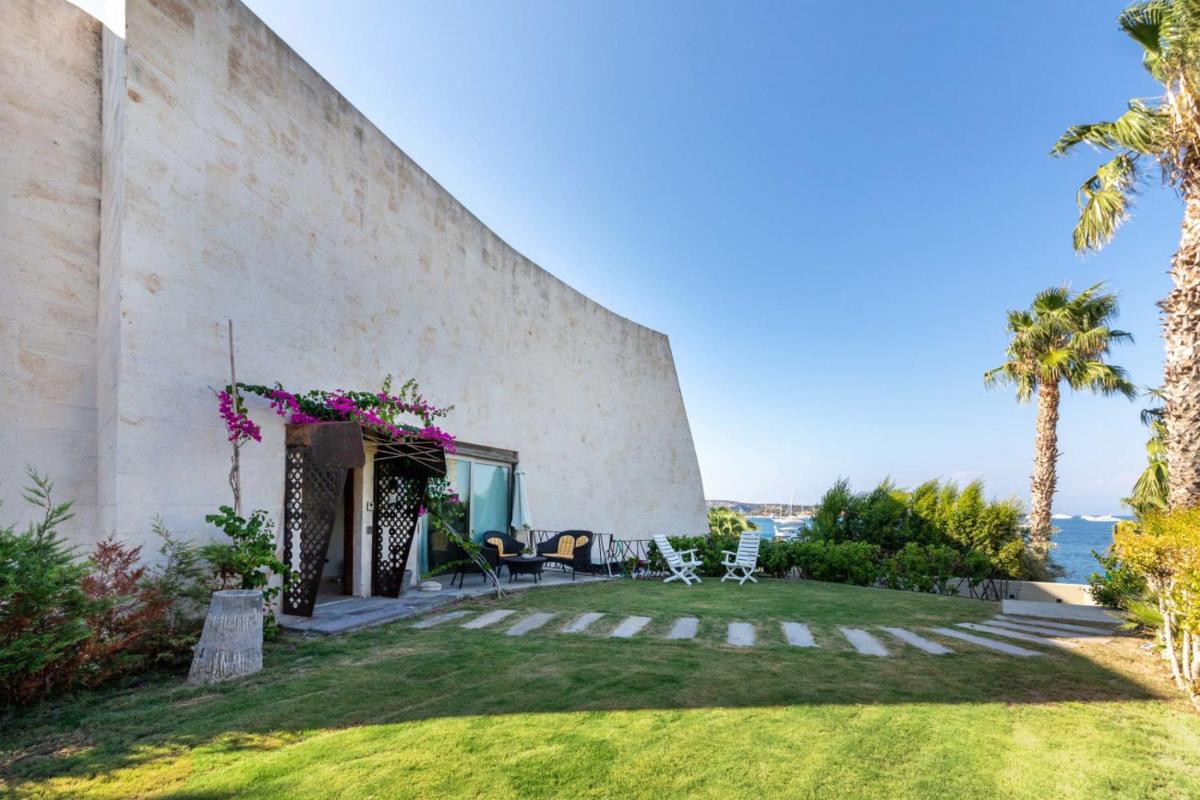 Five-Bedroom Villa photo 1