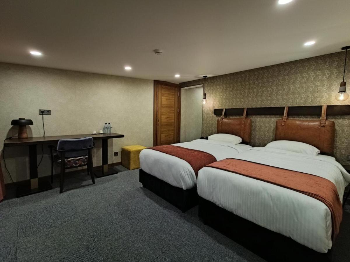 Quadruple Room with Balcony - Photo 2