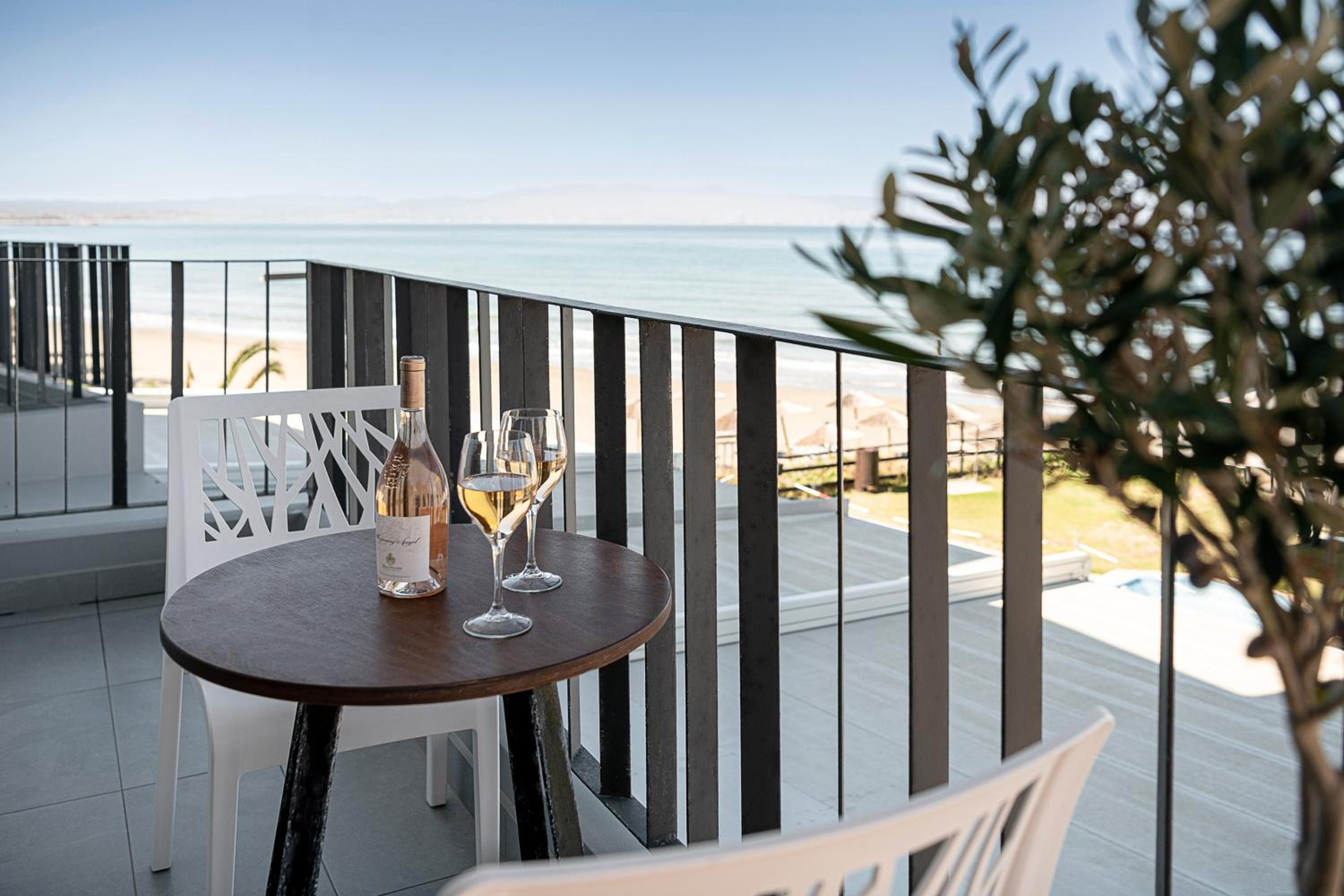 Deluxe Room with Sea View thumbnail 5