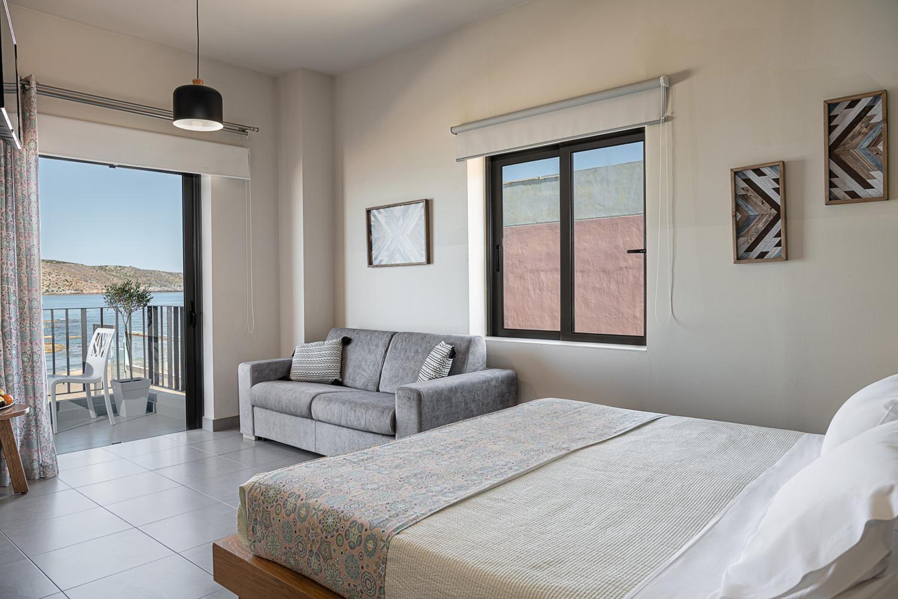 Deluxe Room with Sea View thumbnail 6