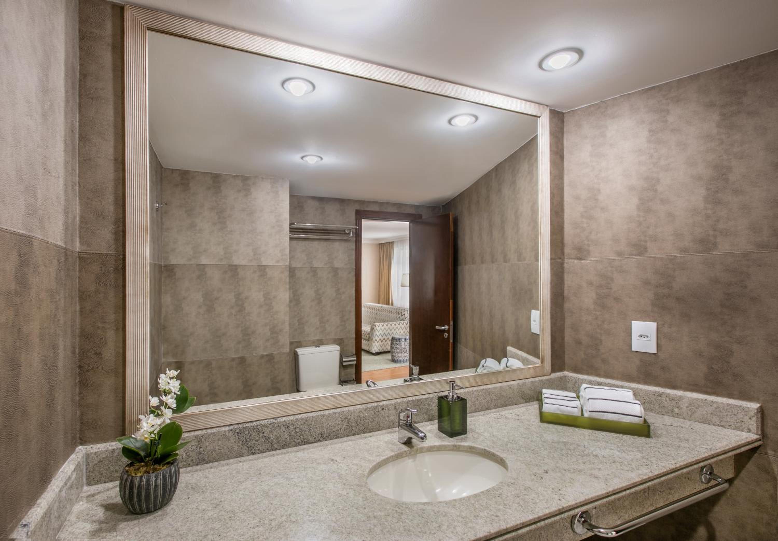 The Level Presidential Suite with Executive Lounge Access thumbnail 6