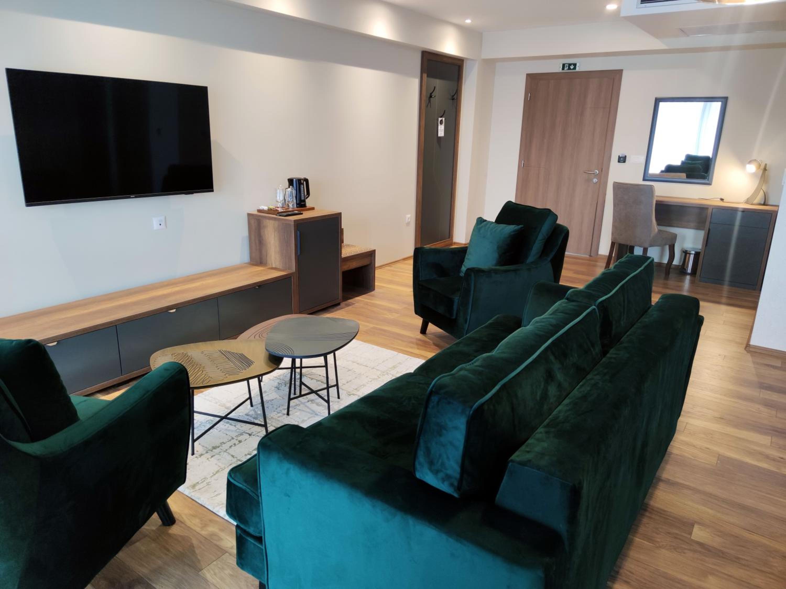 Deluxe Queen Suite photo 2