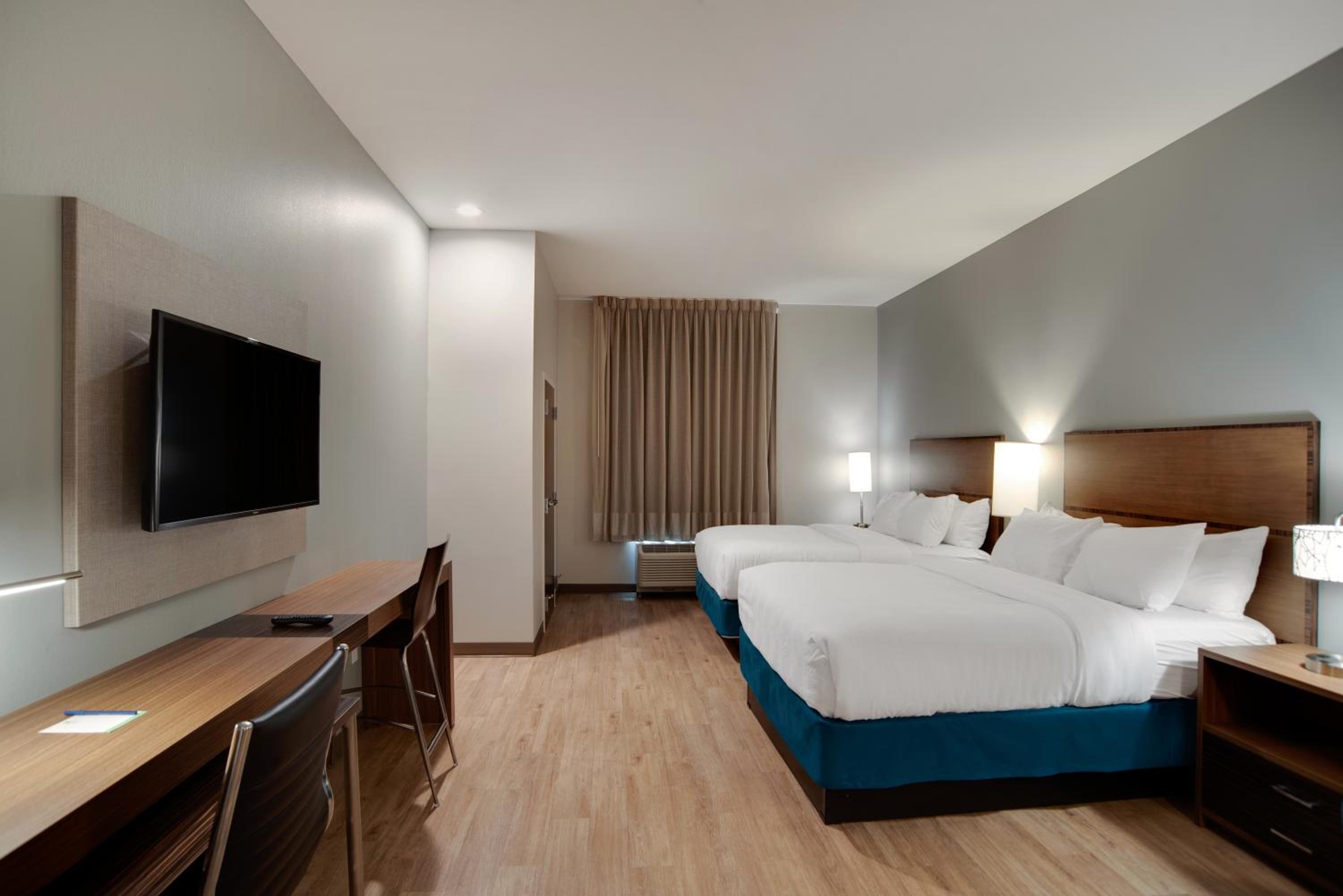 Queen Suite with Two Queen Beds - Non Smoking - Photo 2