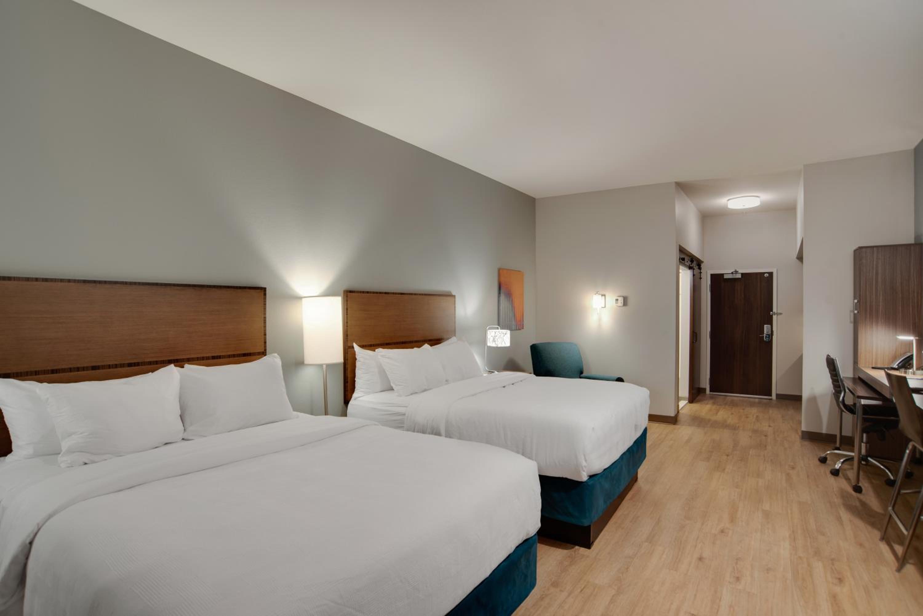 Queen Suite with Two Queen Beds - Non Smoking - Photo 5
