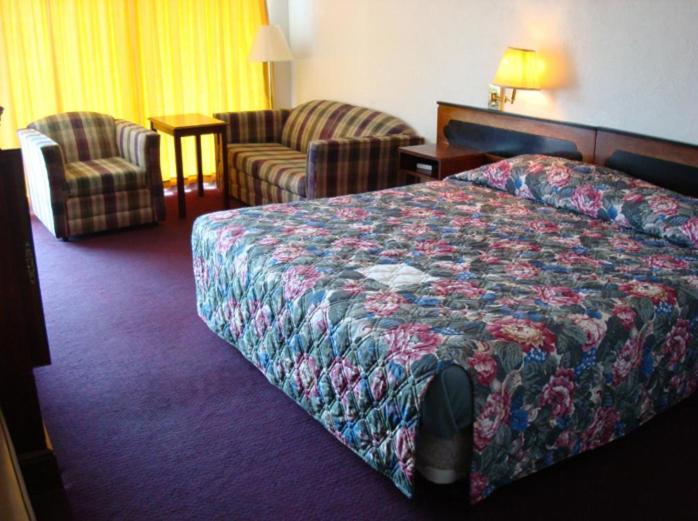 King Bed Smoking photo 1