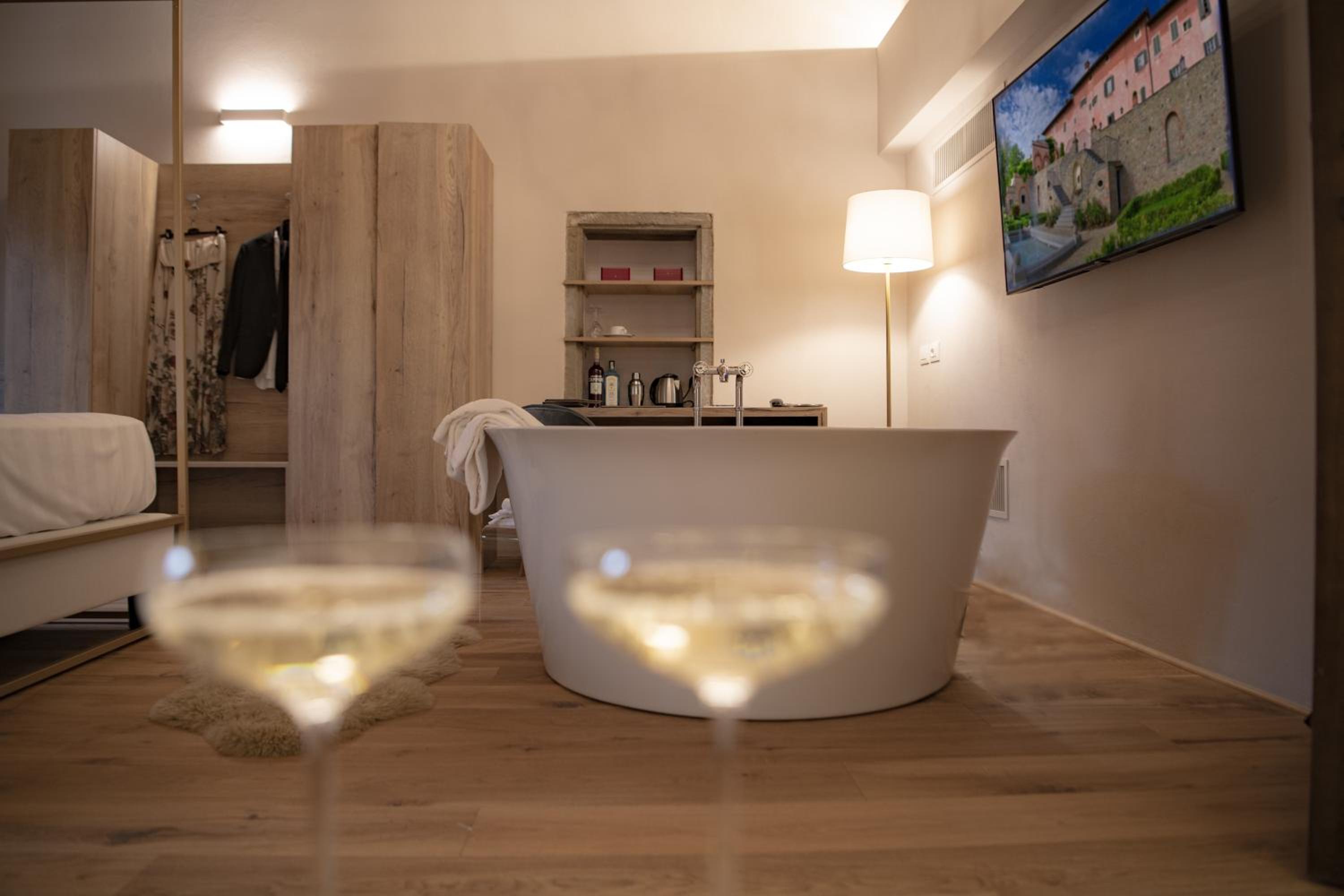 Deluxe Double Room with Bath photo 2