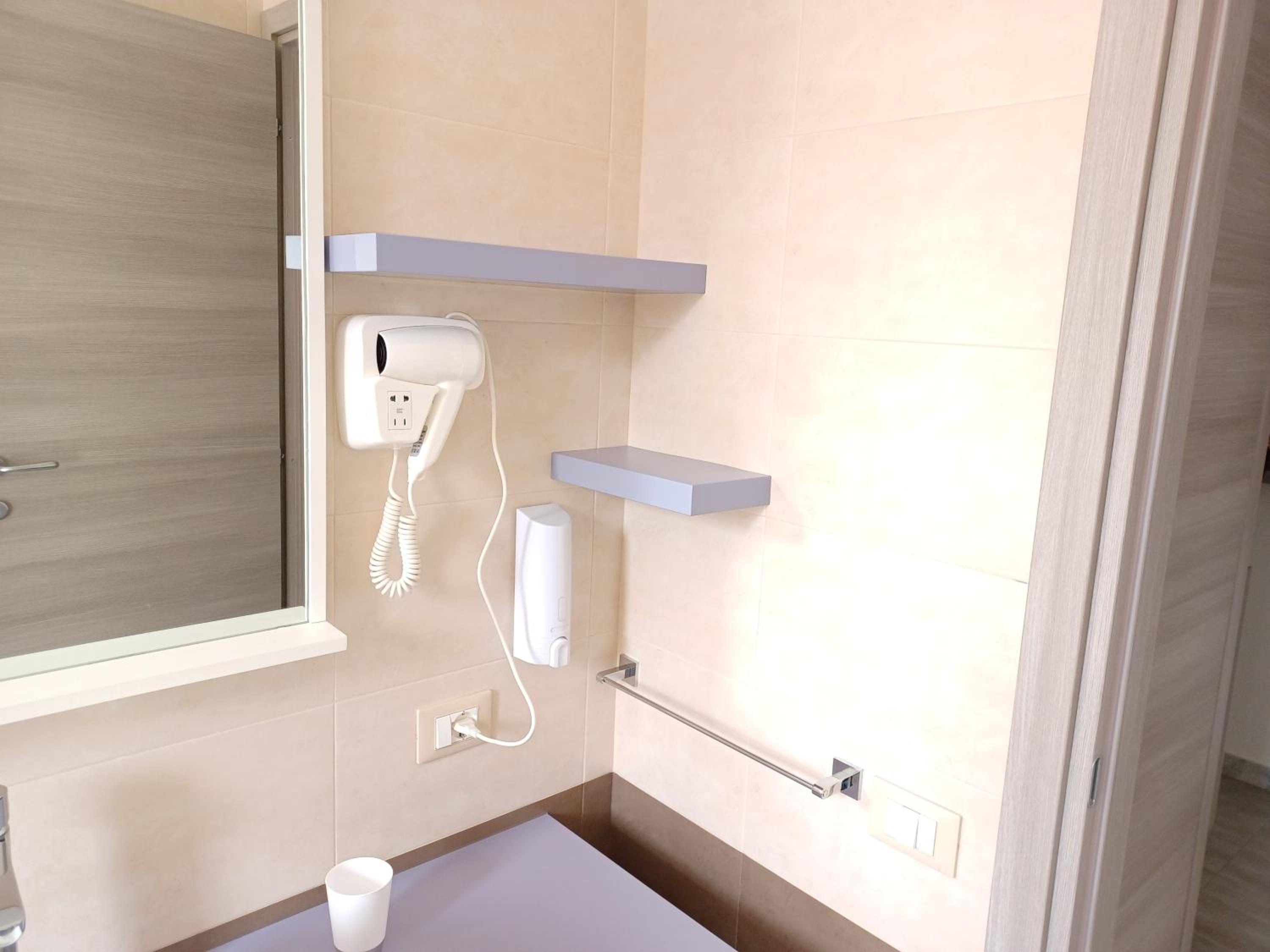 Triple Room with Private Bathroom - Photo 12