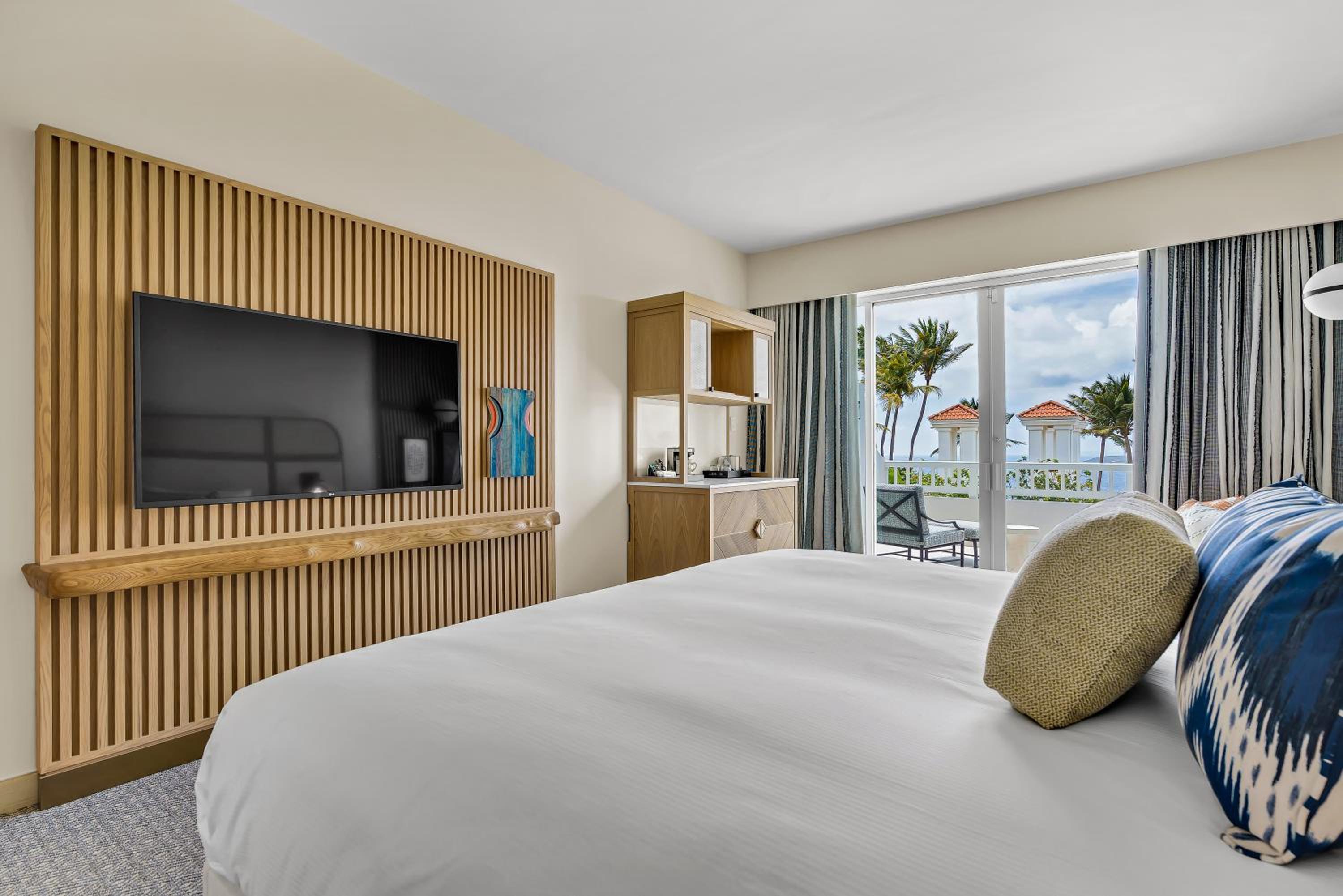 Deluxe King Room with Ocean View - Photo 1