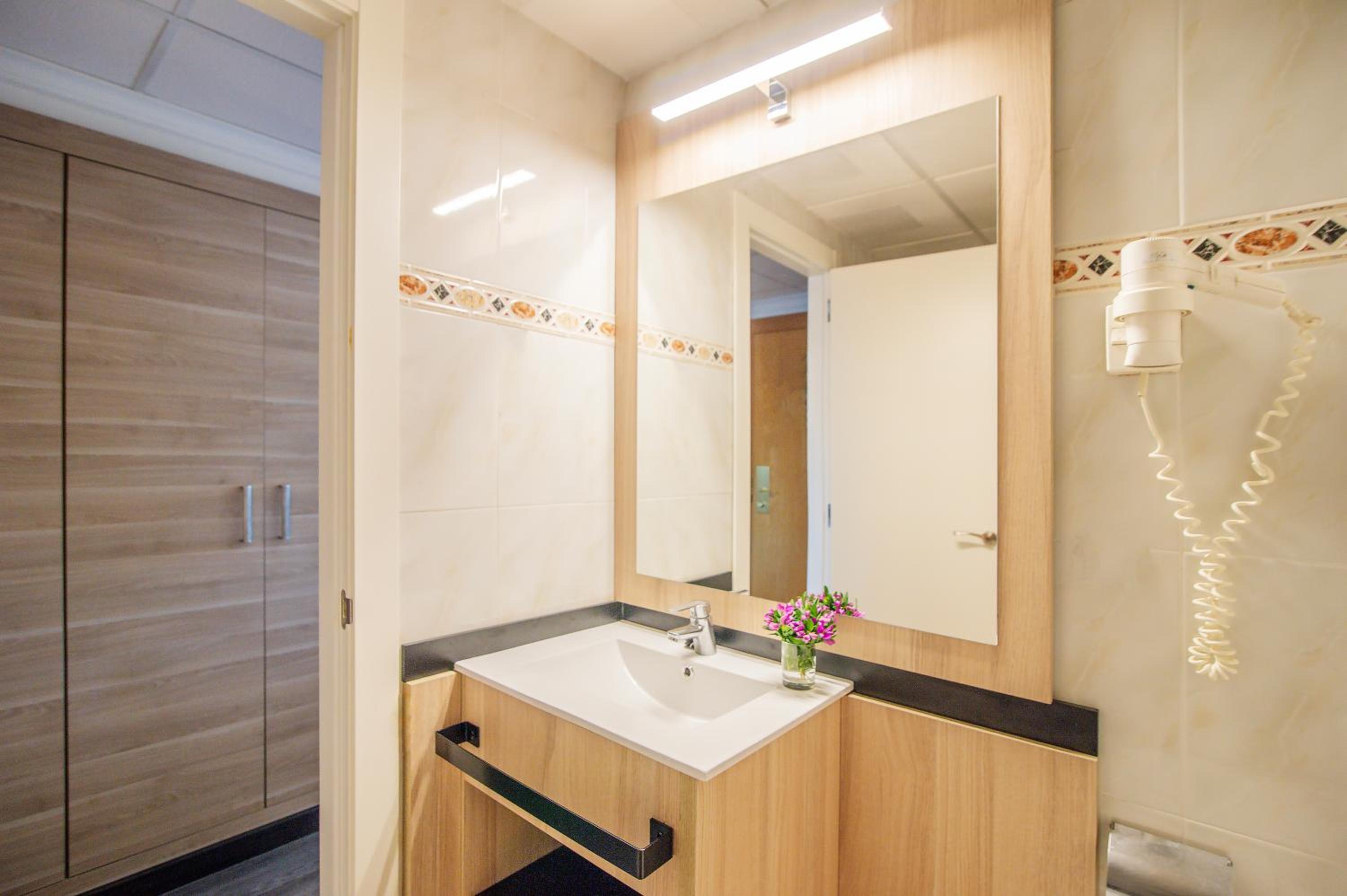 Double or Twin Room - Photo 7
