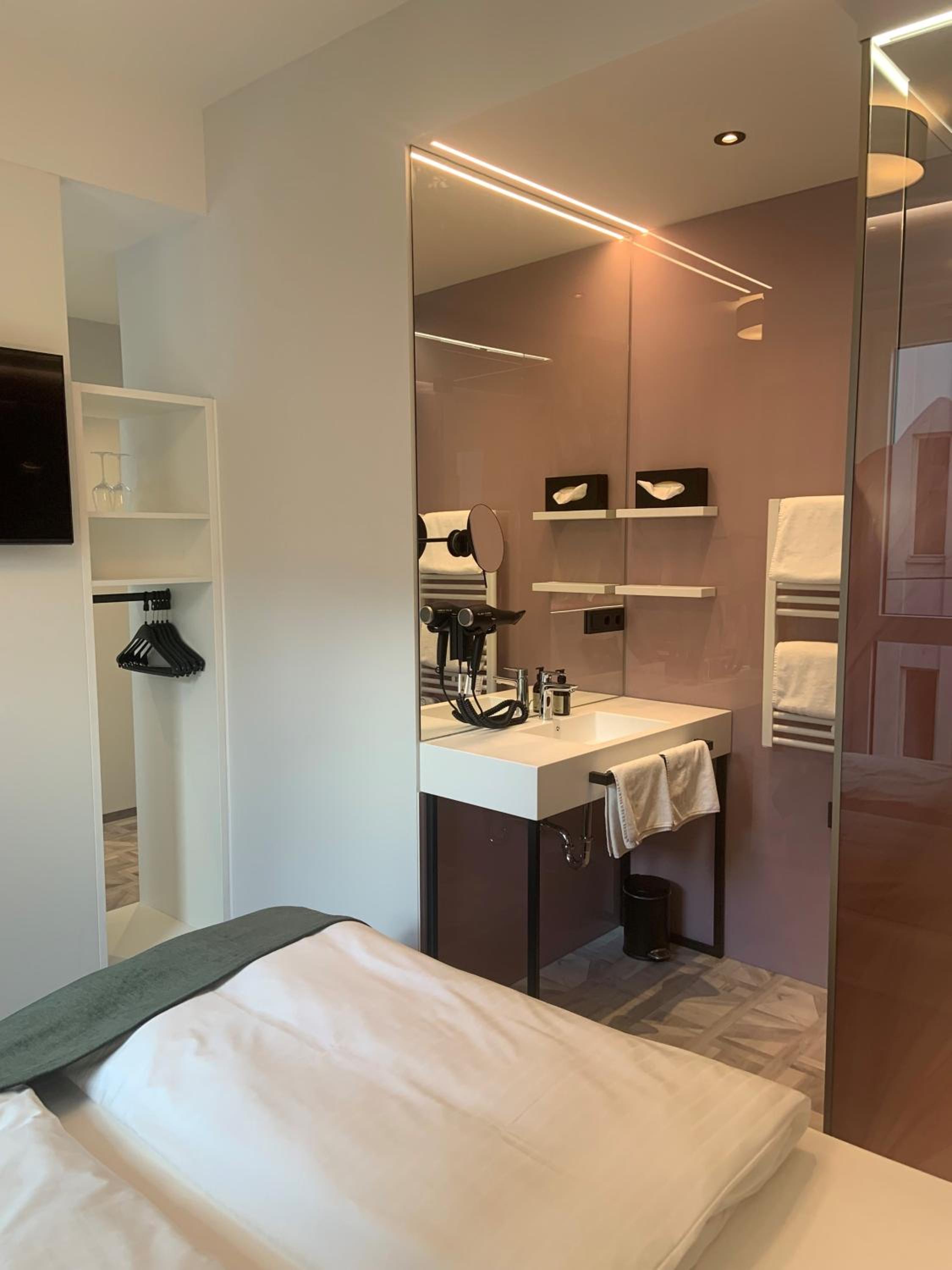 Double Room - Photo 7