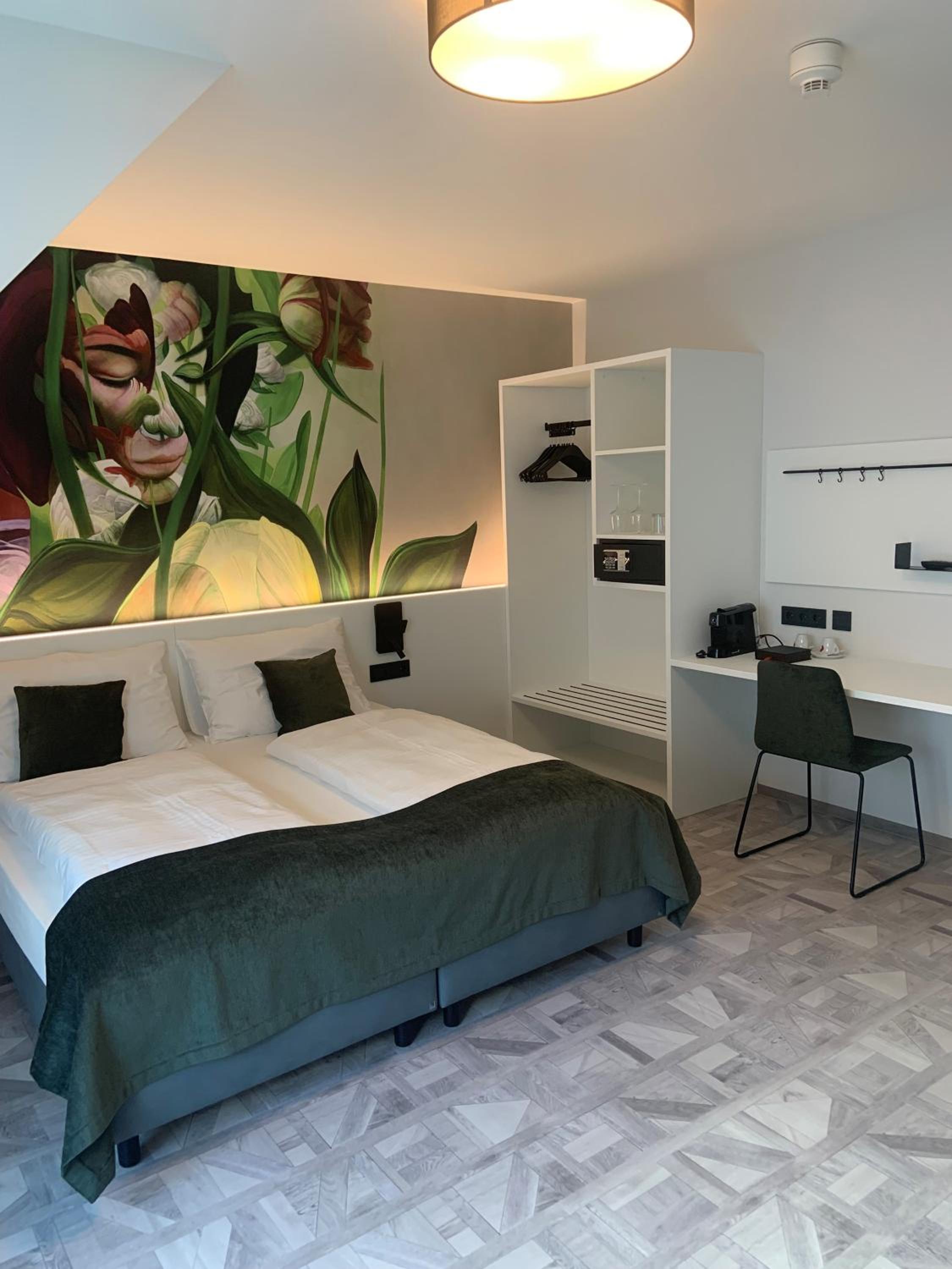 King Studio with Sofa Bed - Photo 10