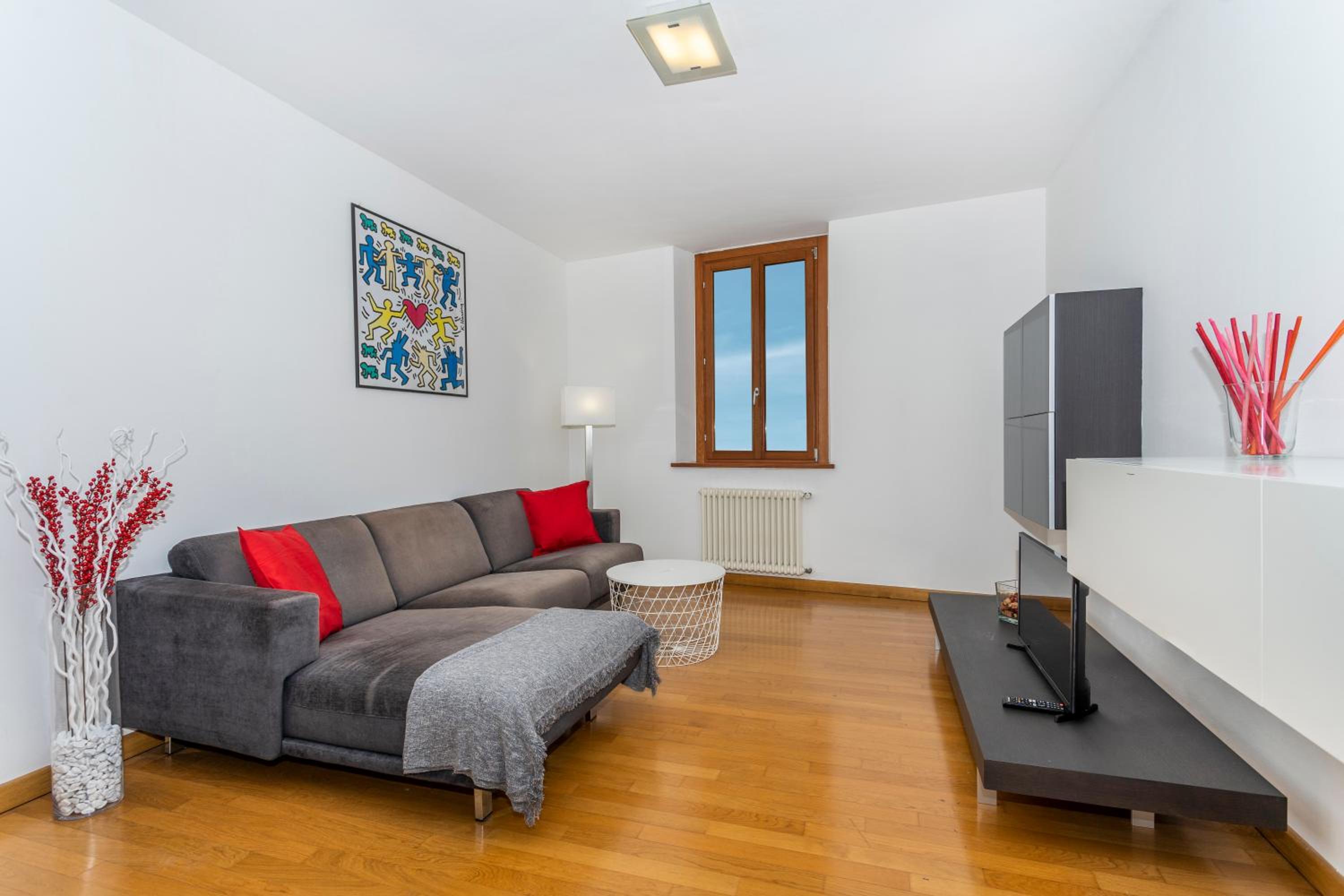 One-Bedroom Apartment photo 1