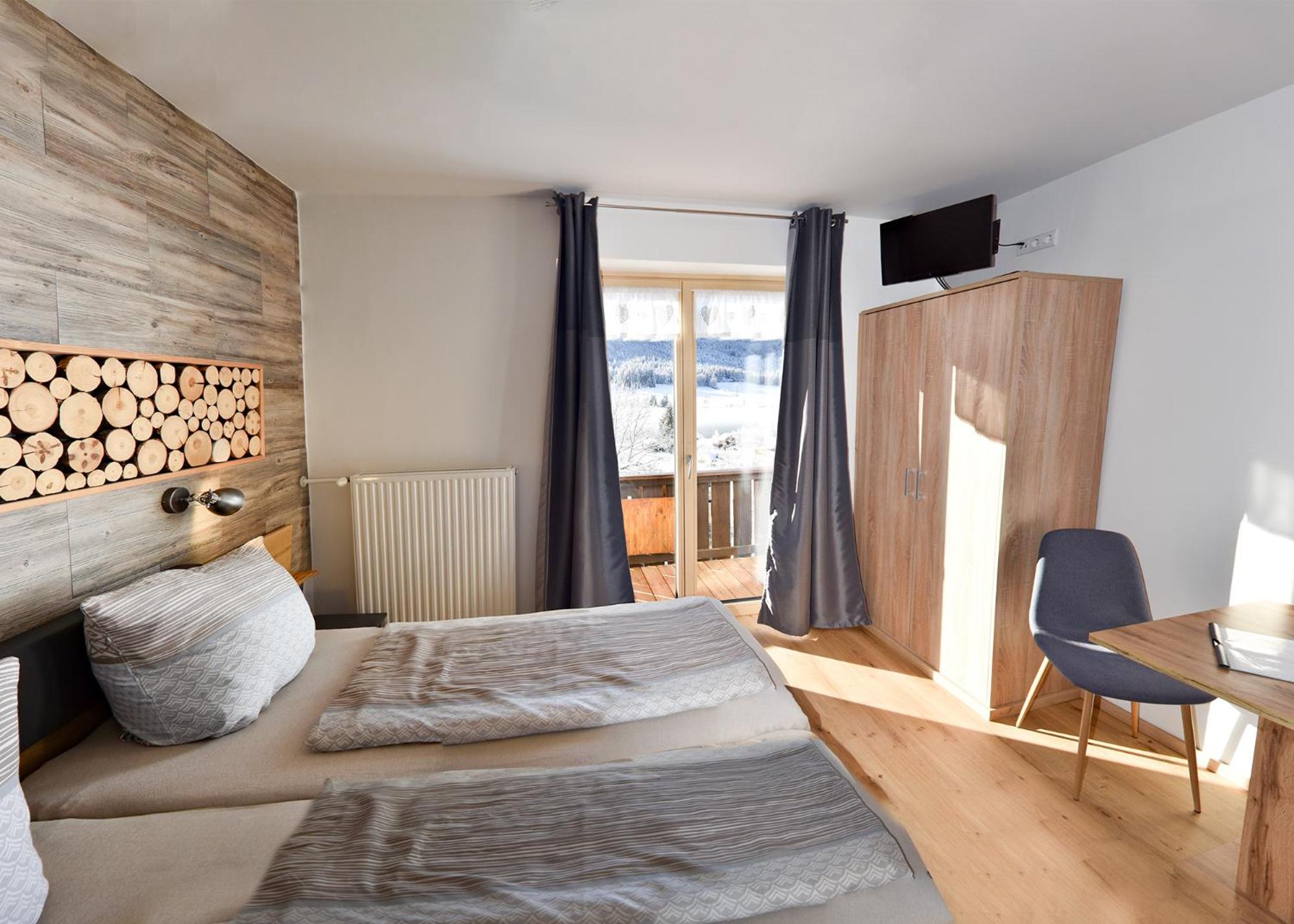 Double Room with Balcony and Lake View photo 2