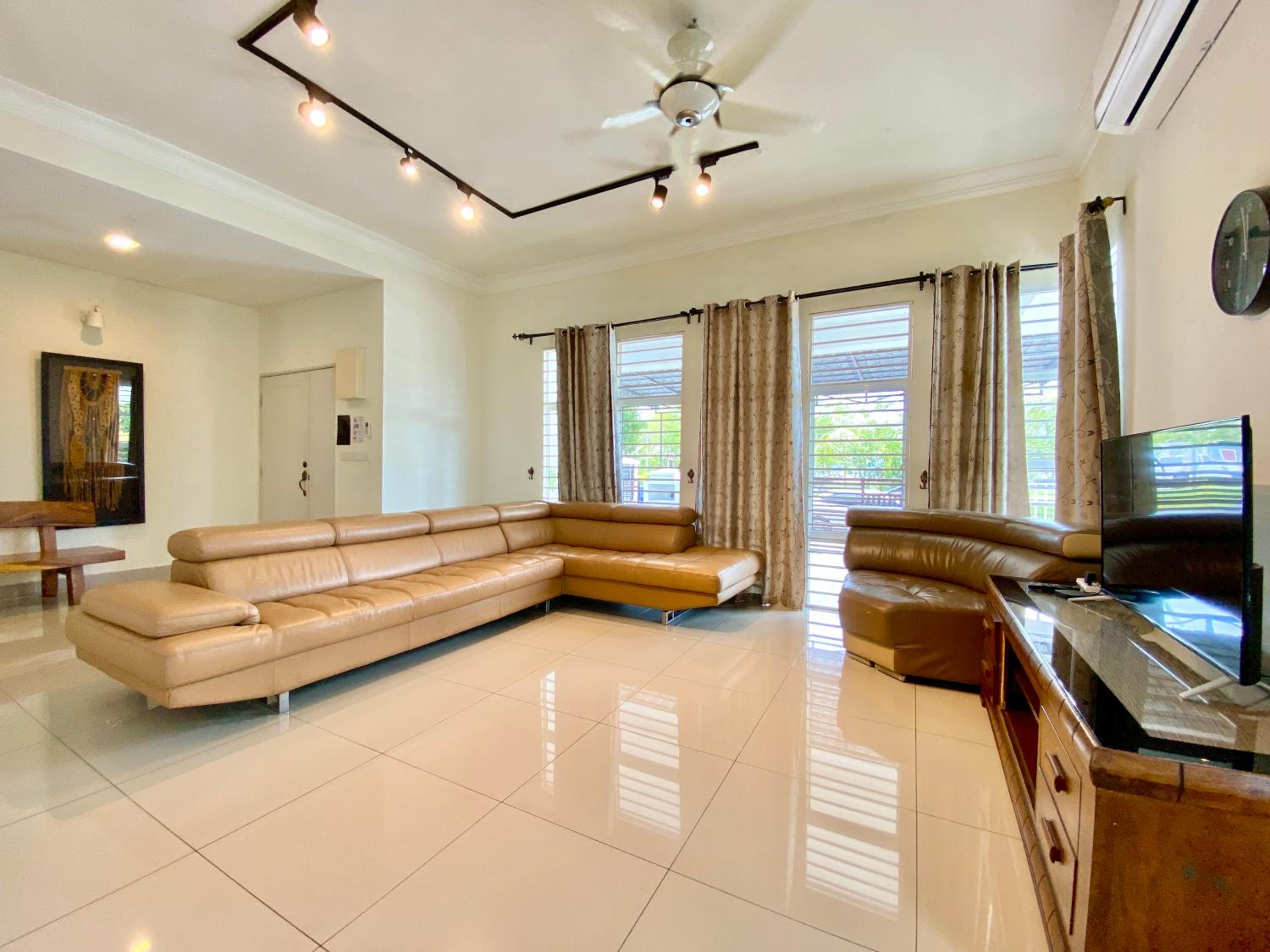 Four-Bedroom House photo 3