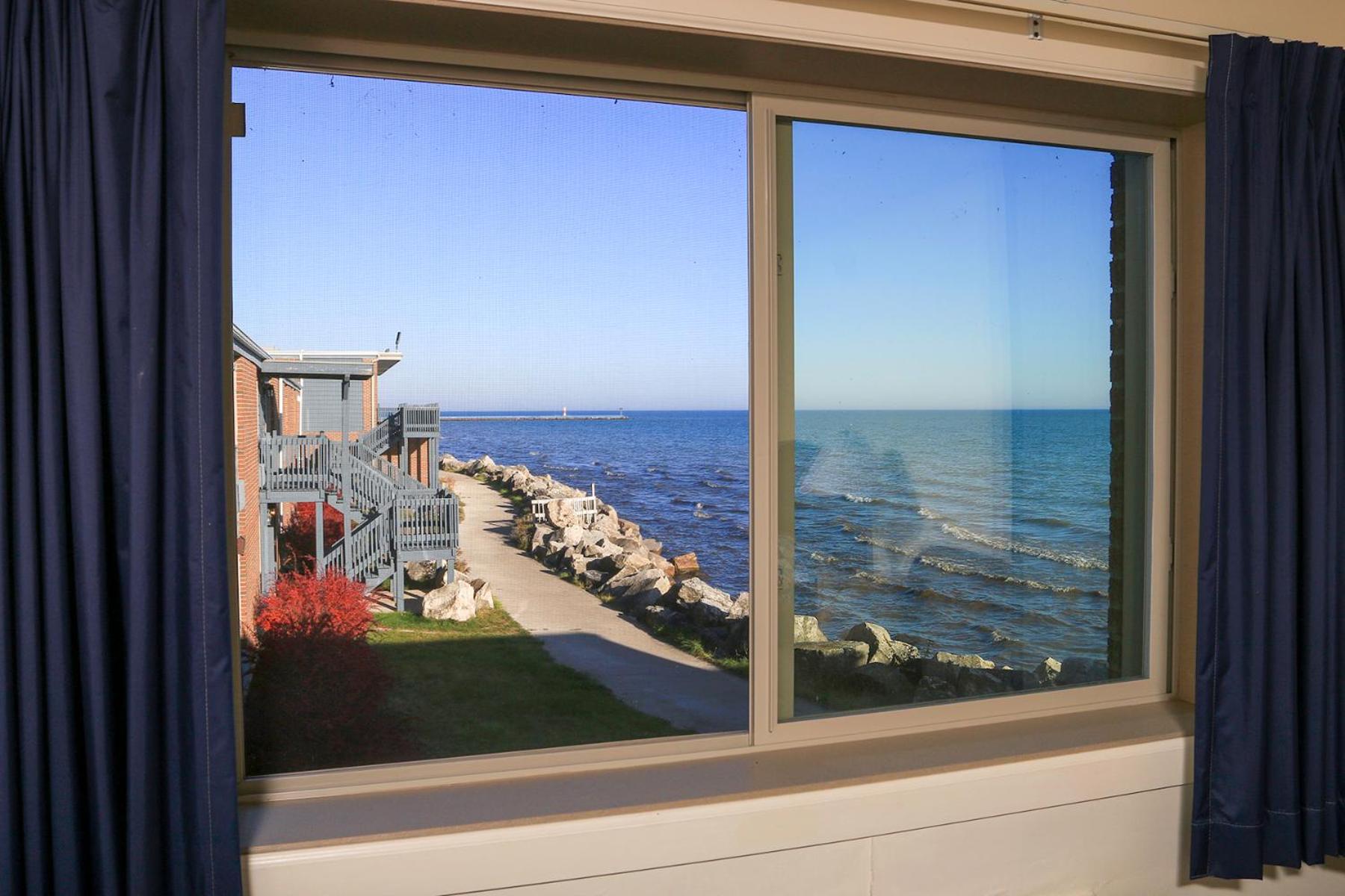 Executive Queen Room with Lake View photo 2